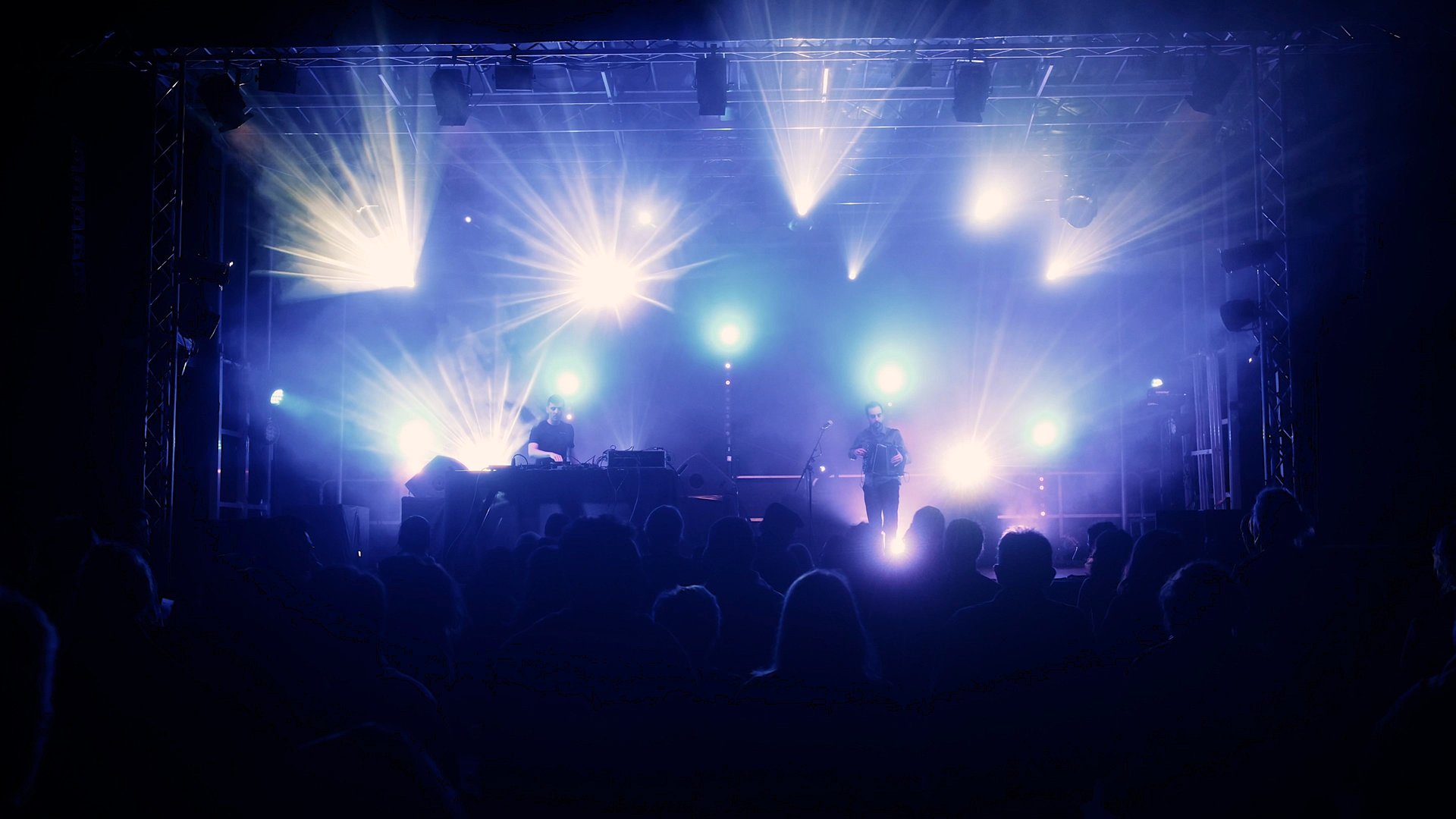 Electrad - Duo de musique bretonne moderne sur une scène avec projecteurs