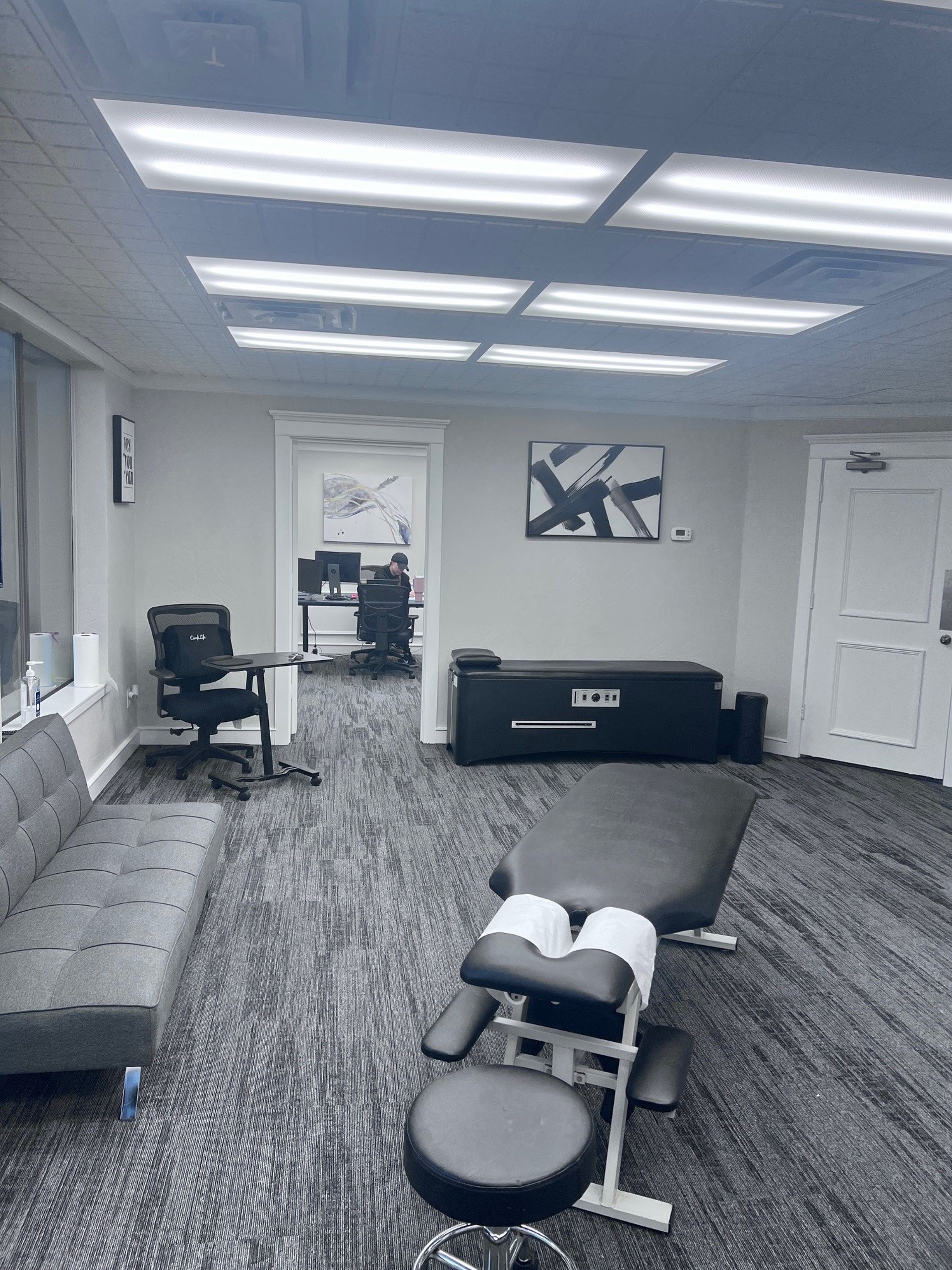 gray computer monitor