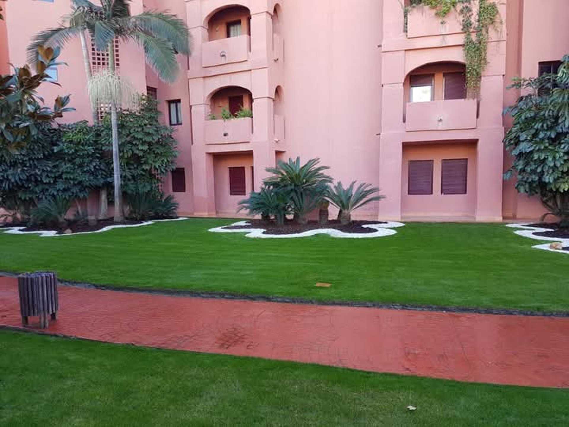 gray computer monitor