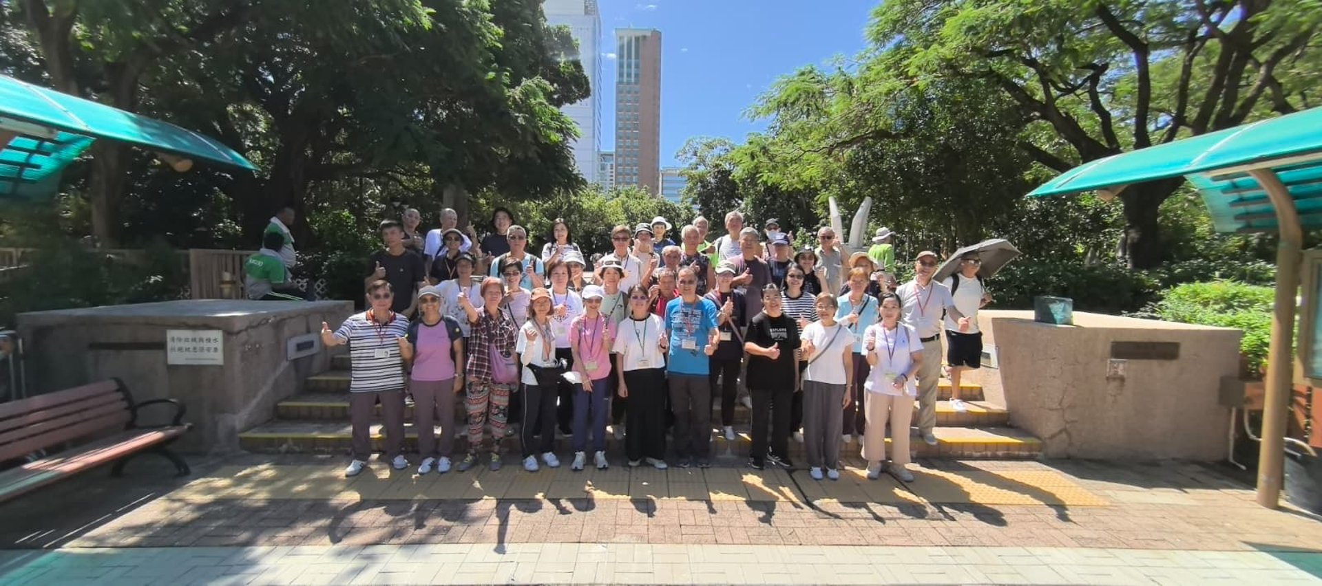 gray computer monitor