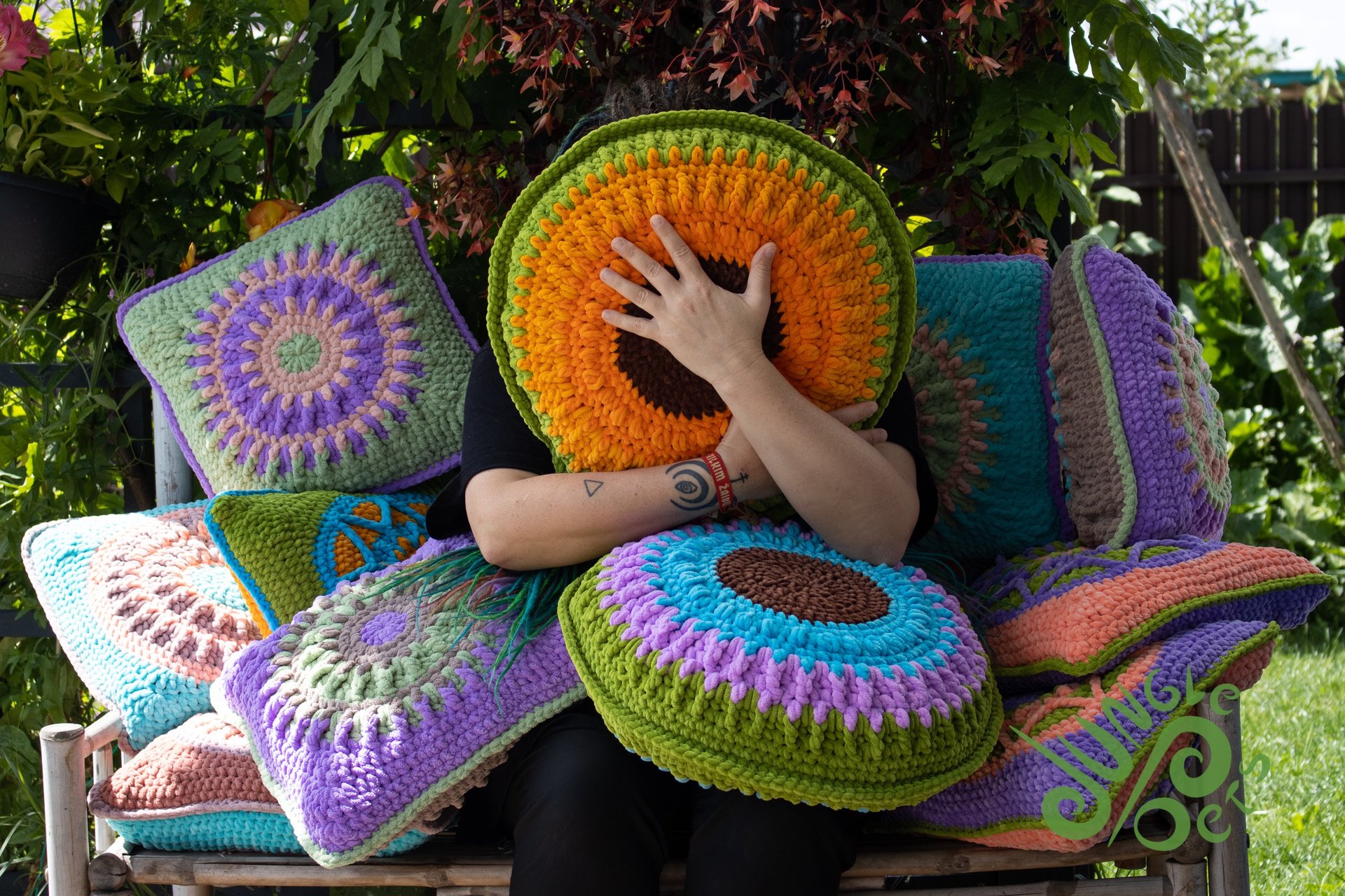 black and white bed linen