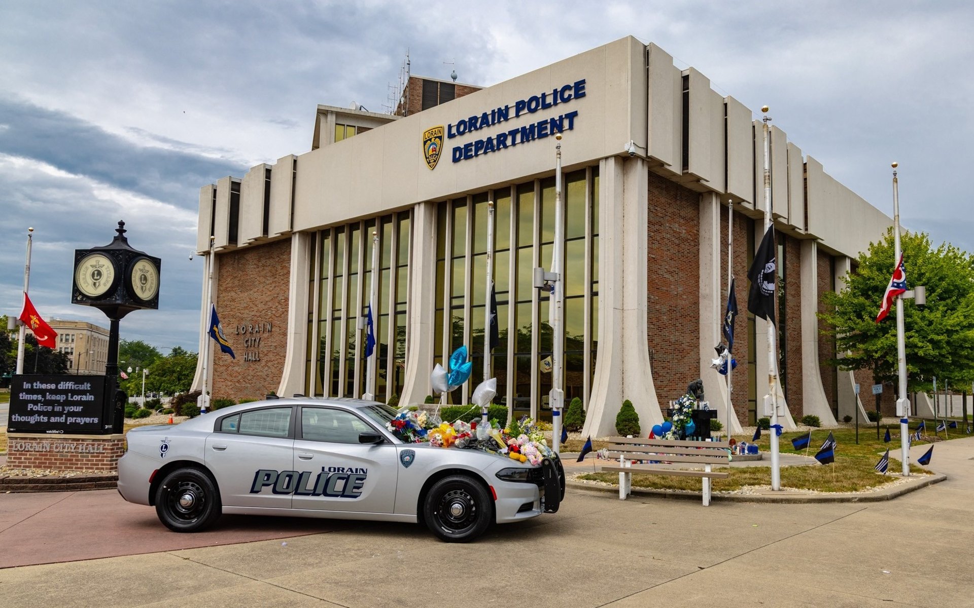 gray computer monitor