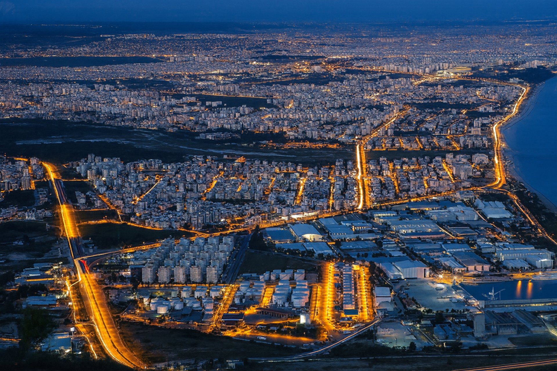 gray computer monitor