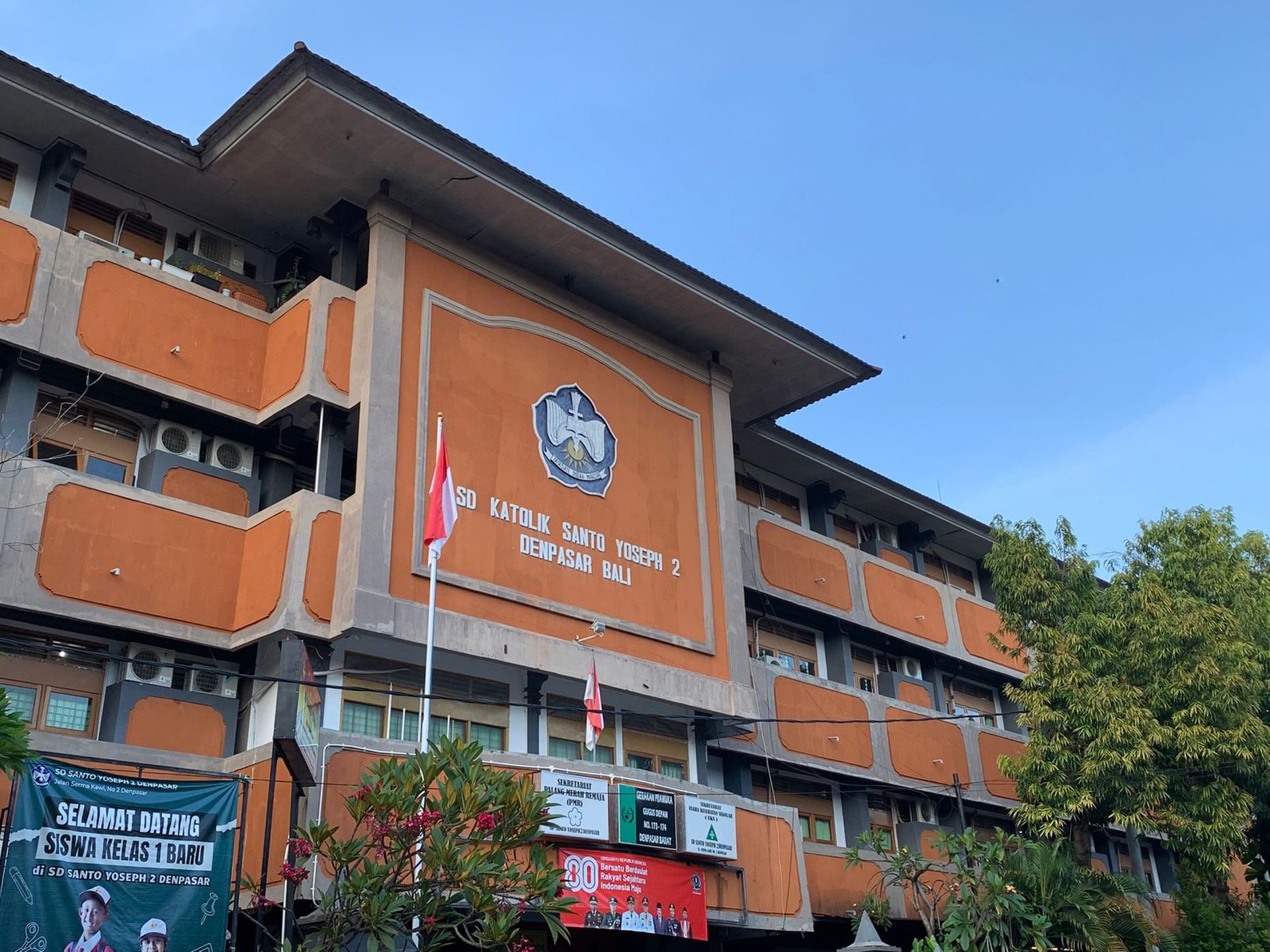 gray computer monitor