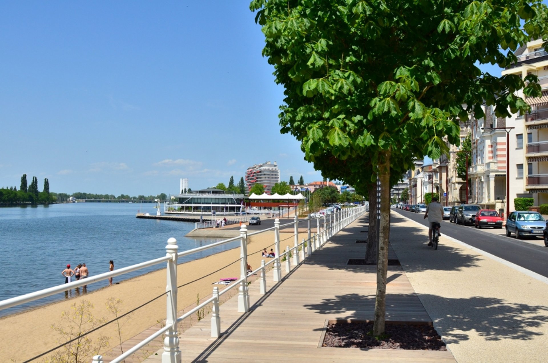 gray computer monitor