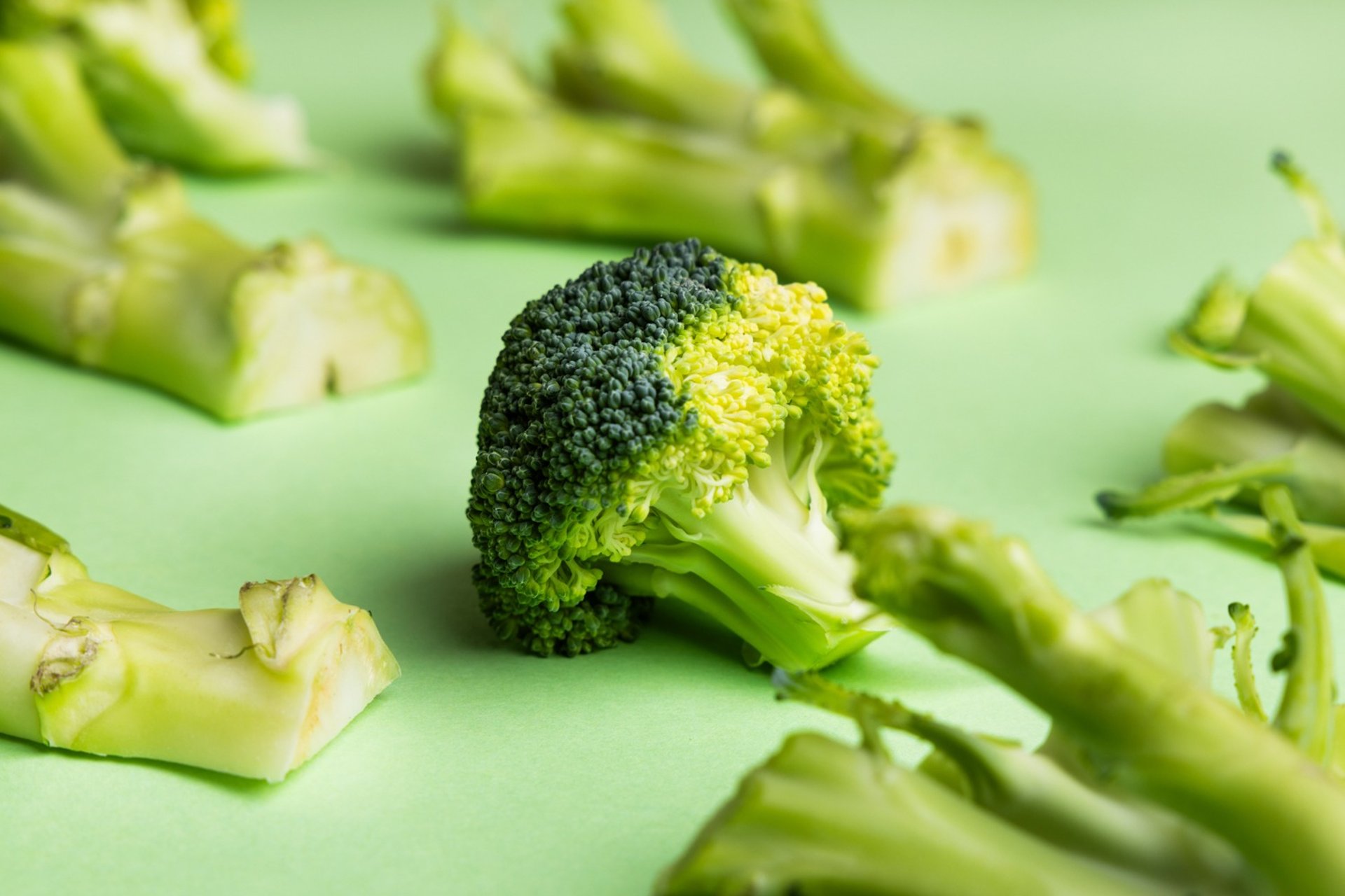 Broccoli head with stems displayed around it
