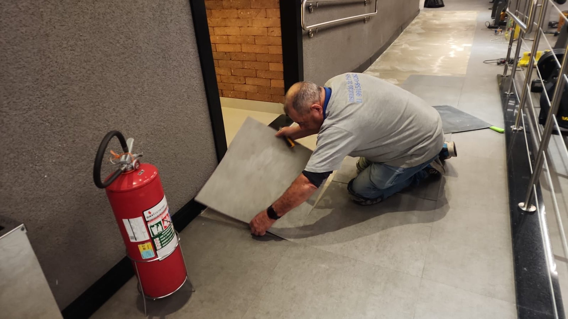 gray computer monitor