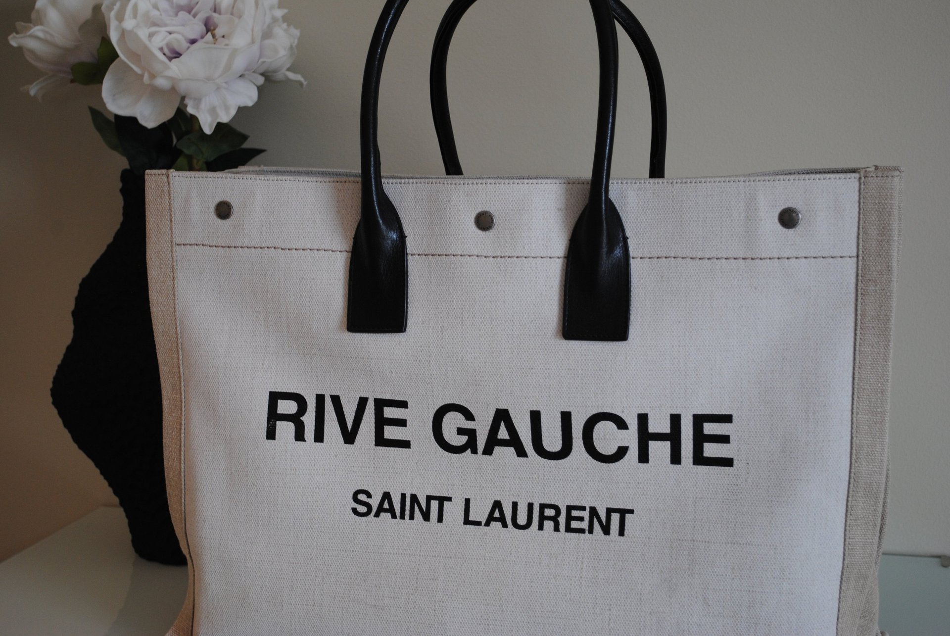 black and white bed linen