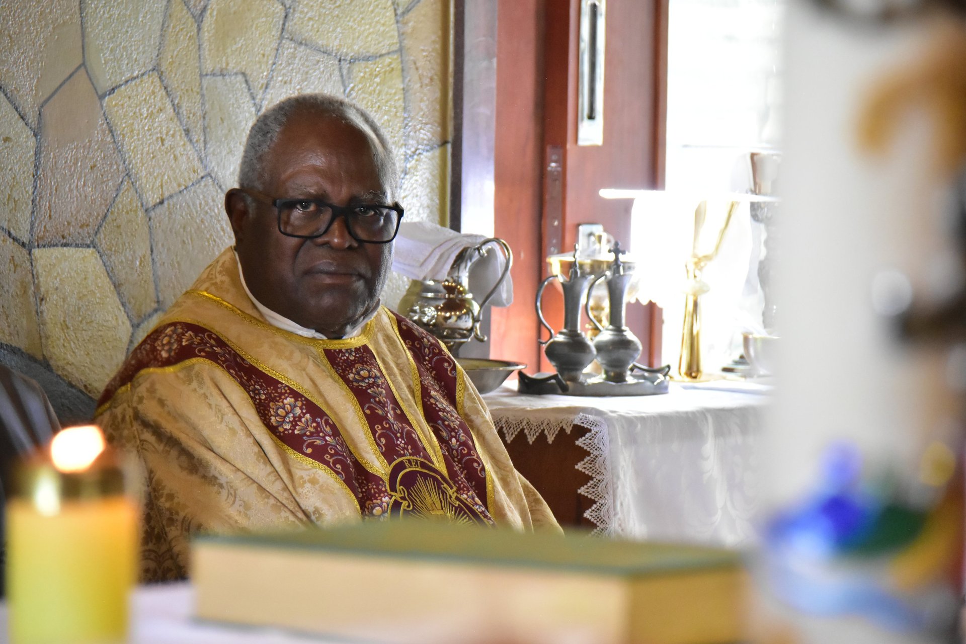 black and white bed linen