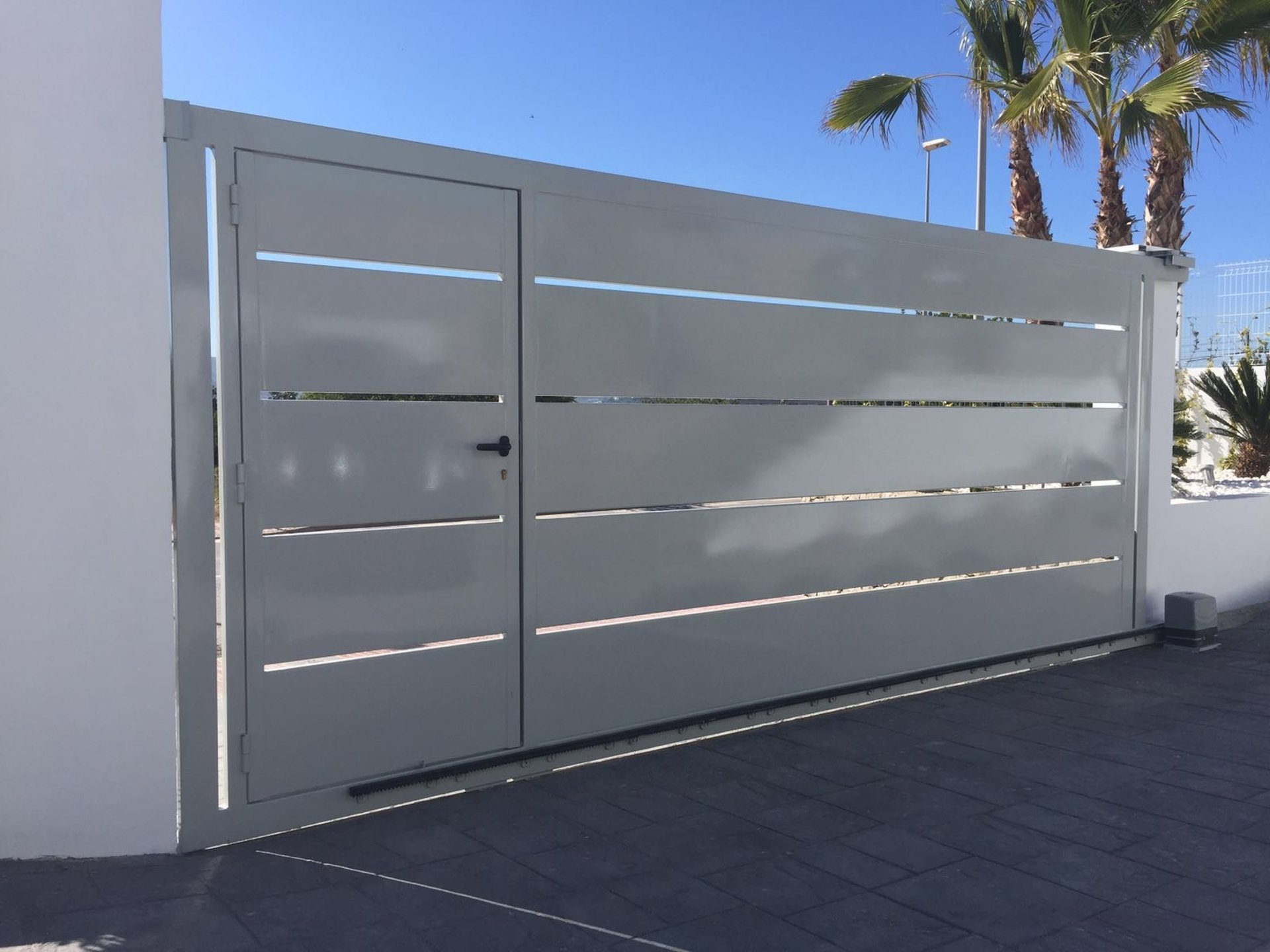 Puertas automáticas en Ibiza para viviendas, comercios y comunidades con instalación profesional