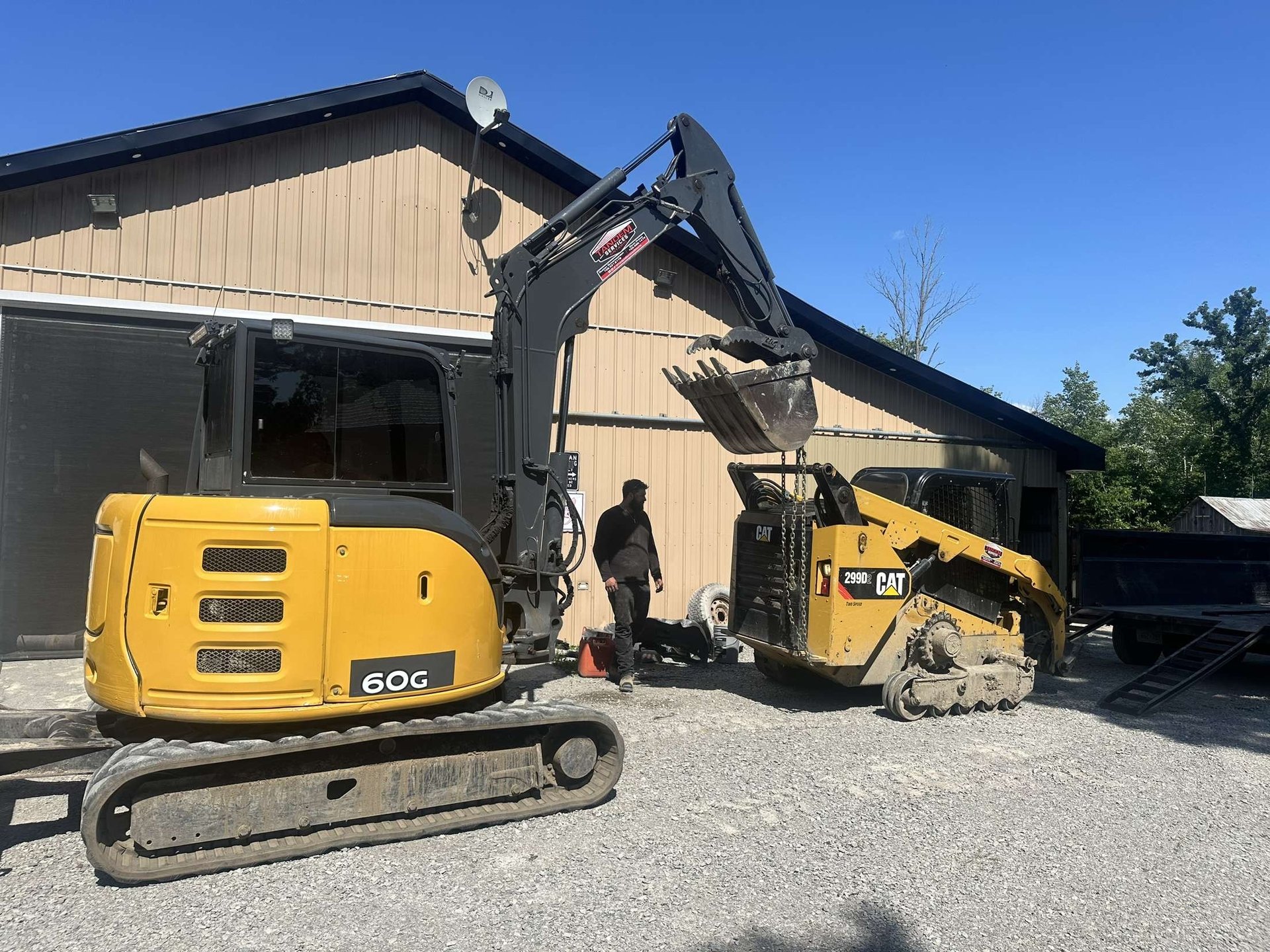 gray computer monitor