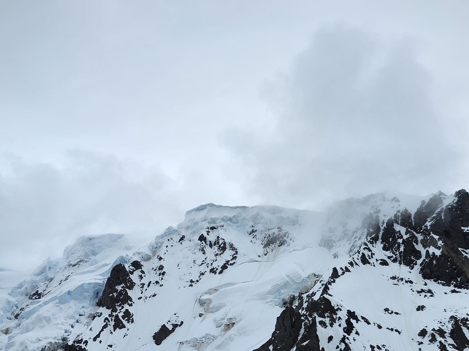 ocean waves crashing on shore during daytime