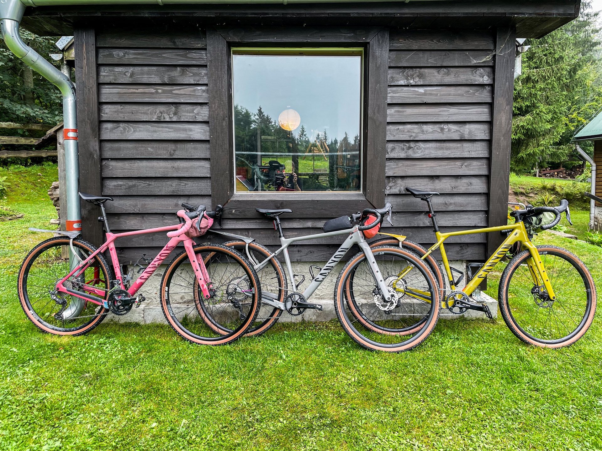 gray computer monitor