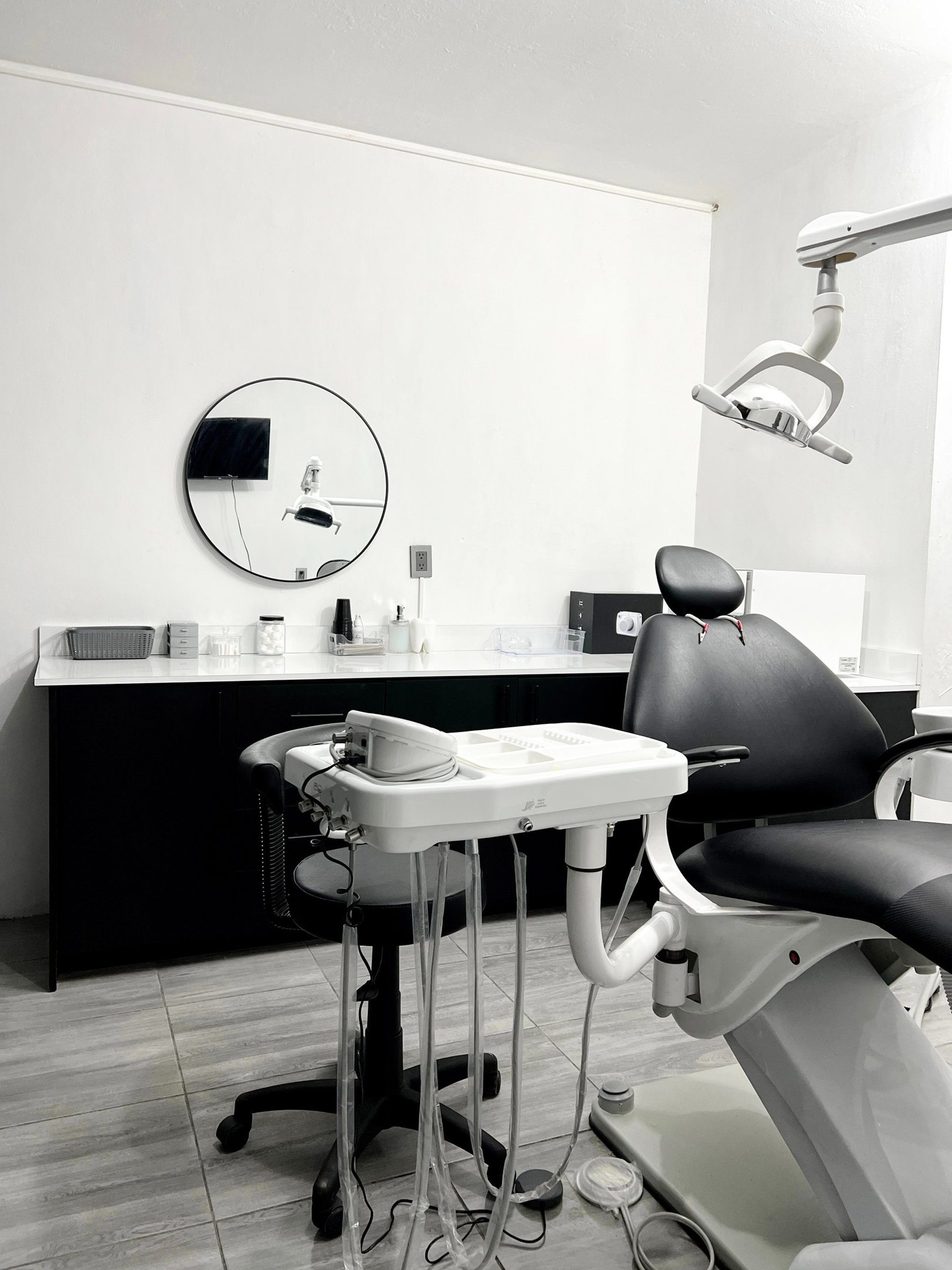 gray computer monitor