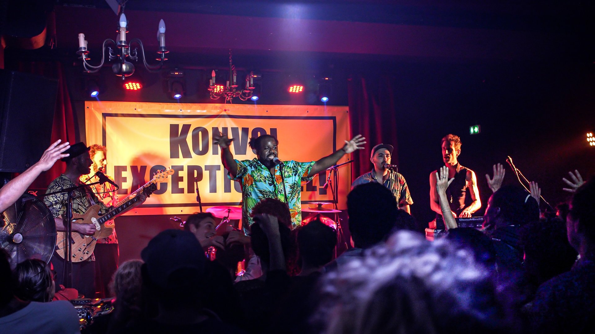 black and white bed linen