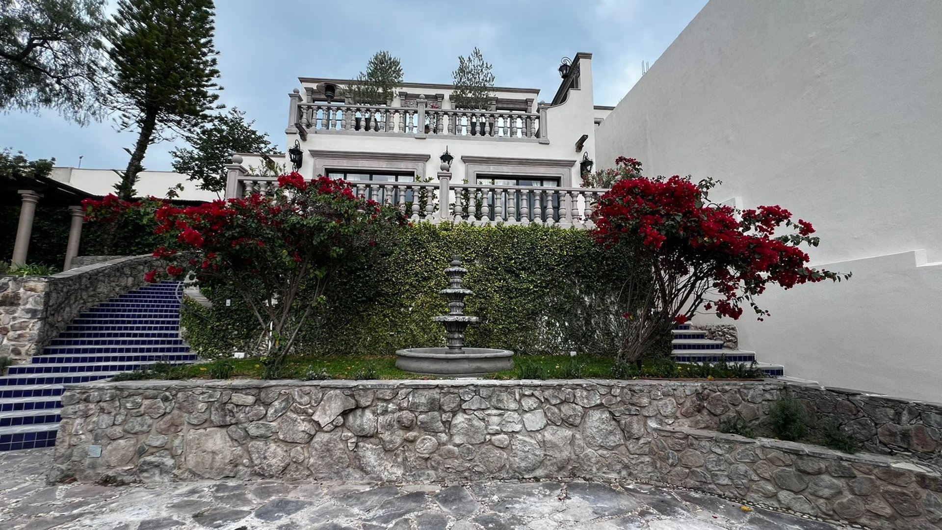 gray computer monitor