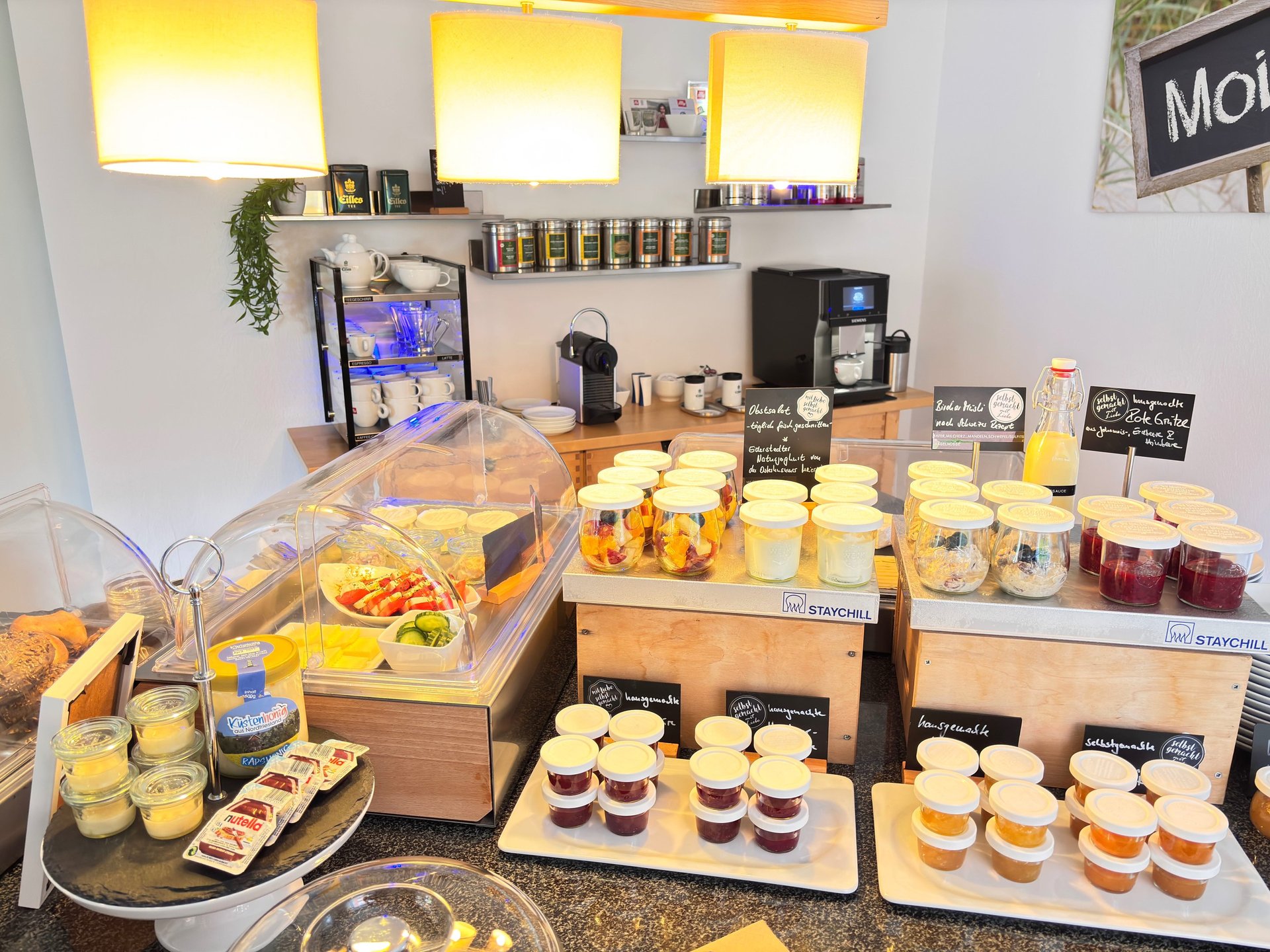 Hotel DunenNest - Ansicht vom reichhaltigem Frühstücksbüffet