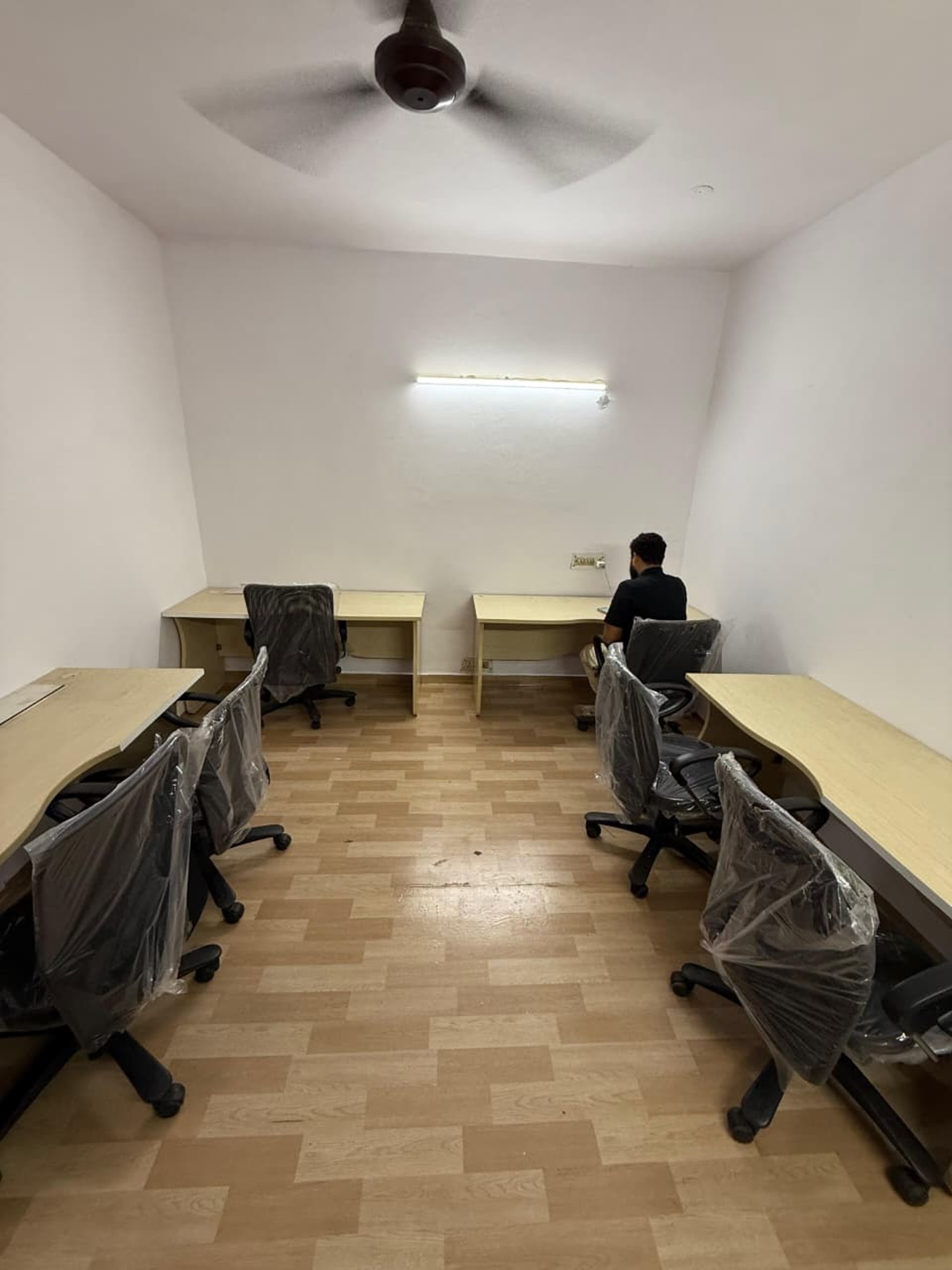 gray computer monitor