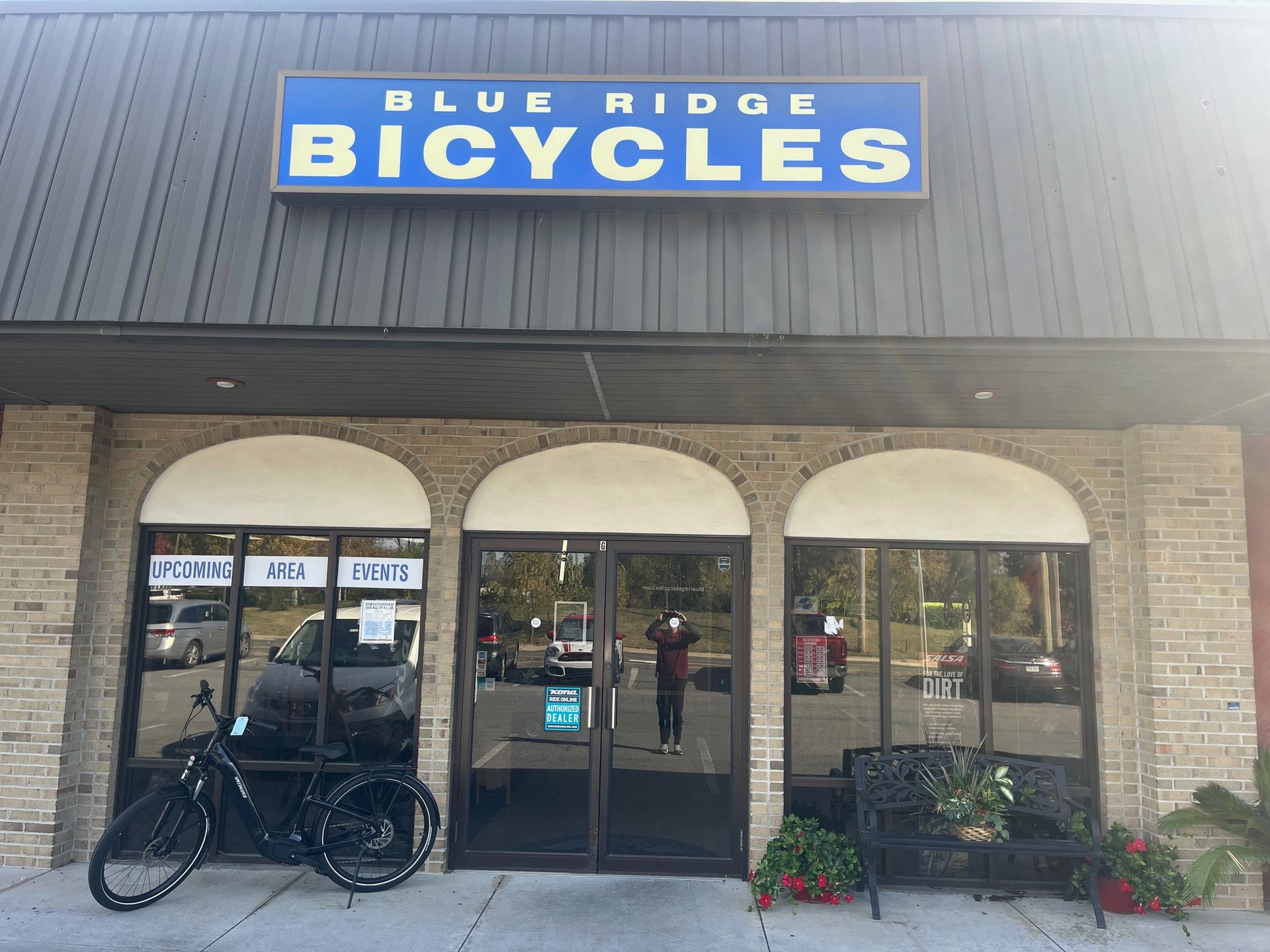 gray computer monitor