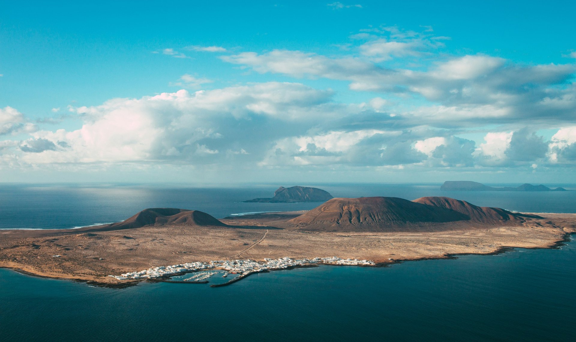 Vista aérea de los paisajes volcánicos de Lanzarote, Canarias, recorrido ideal en furgoneta camper