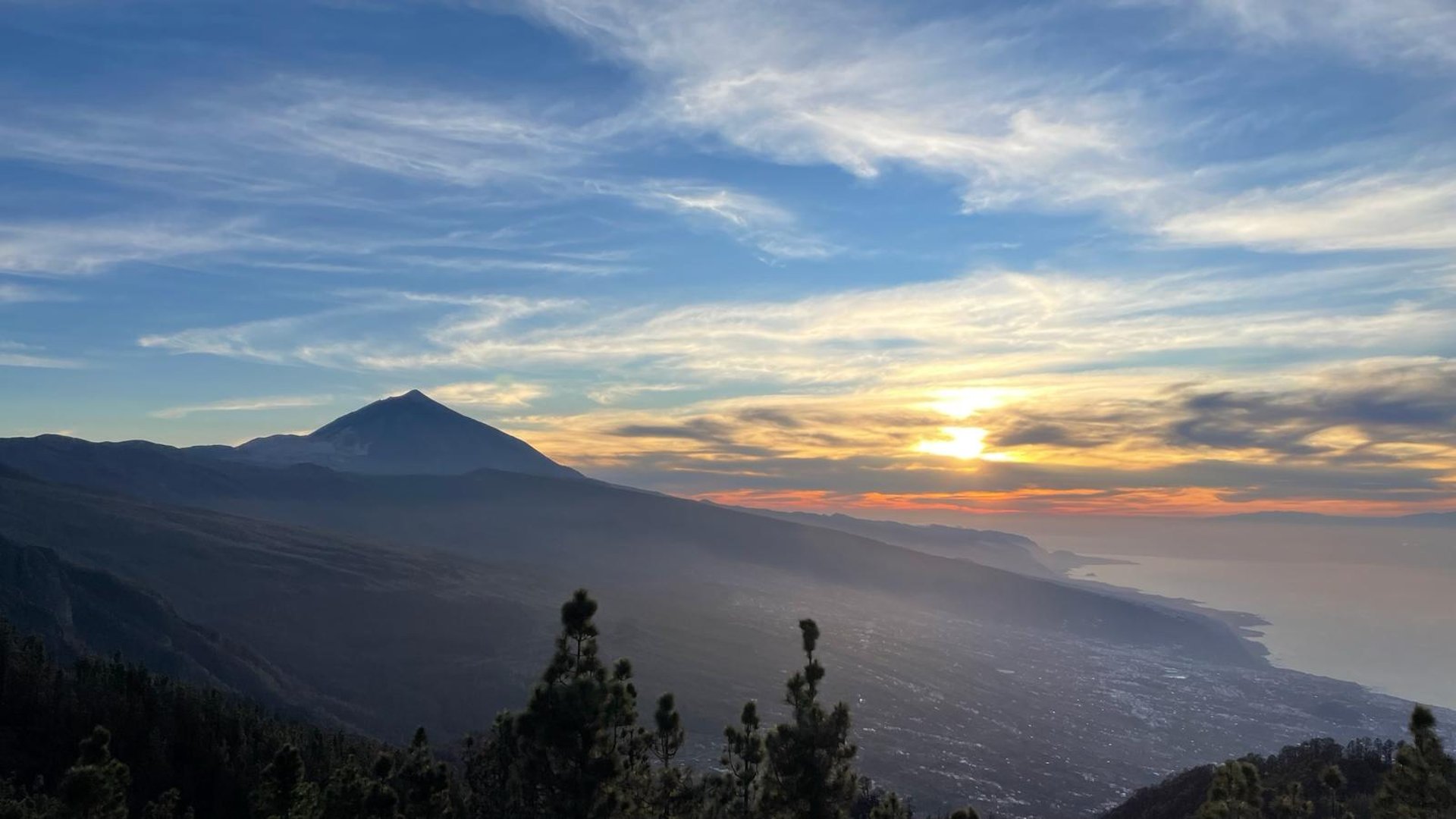 Vistas del atardecer junto al Teide en Tenerife. Macaronesiavan.com