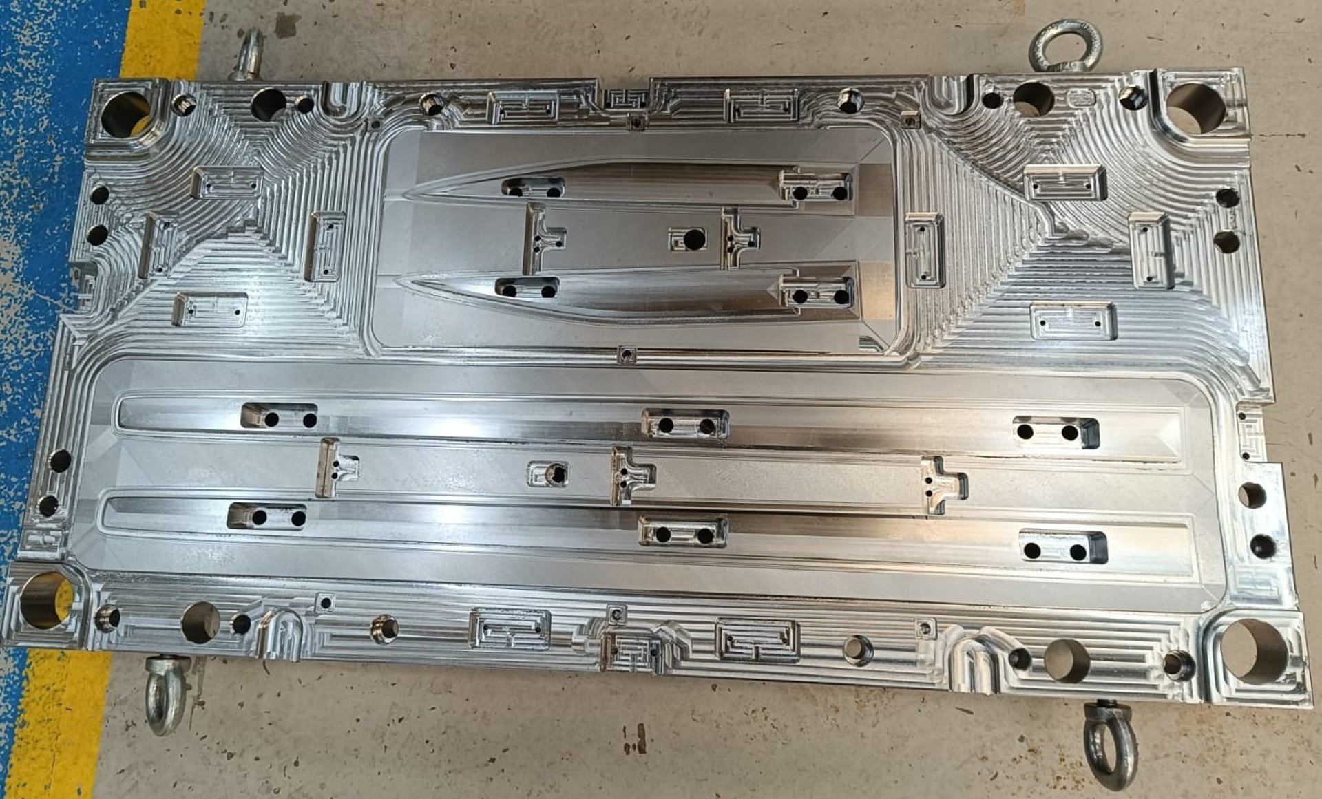 black and white bed linen