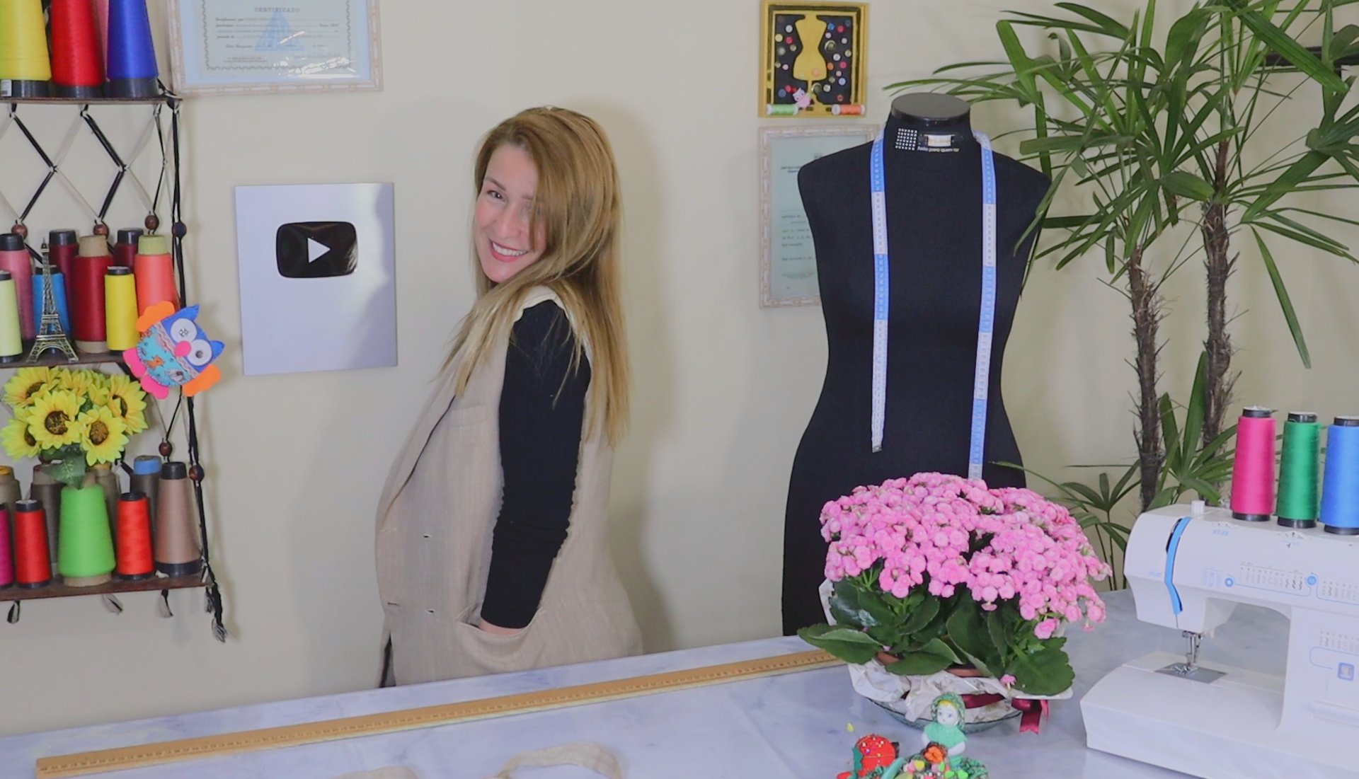 gray computer monitor