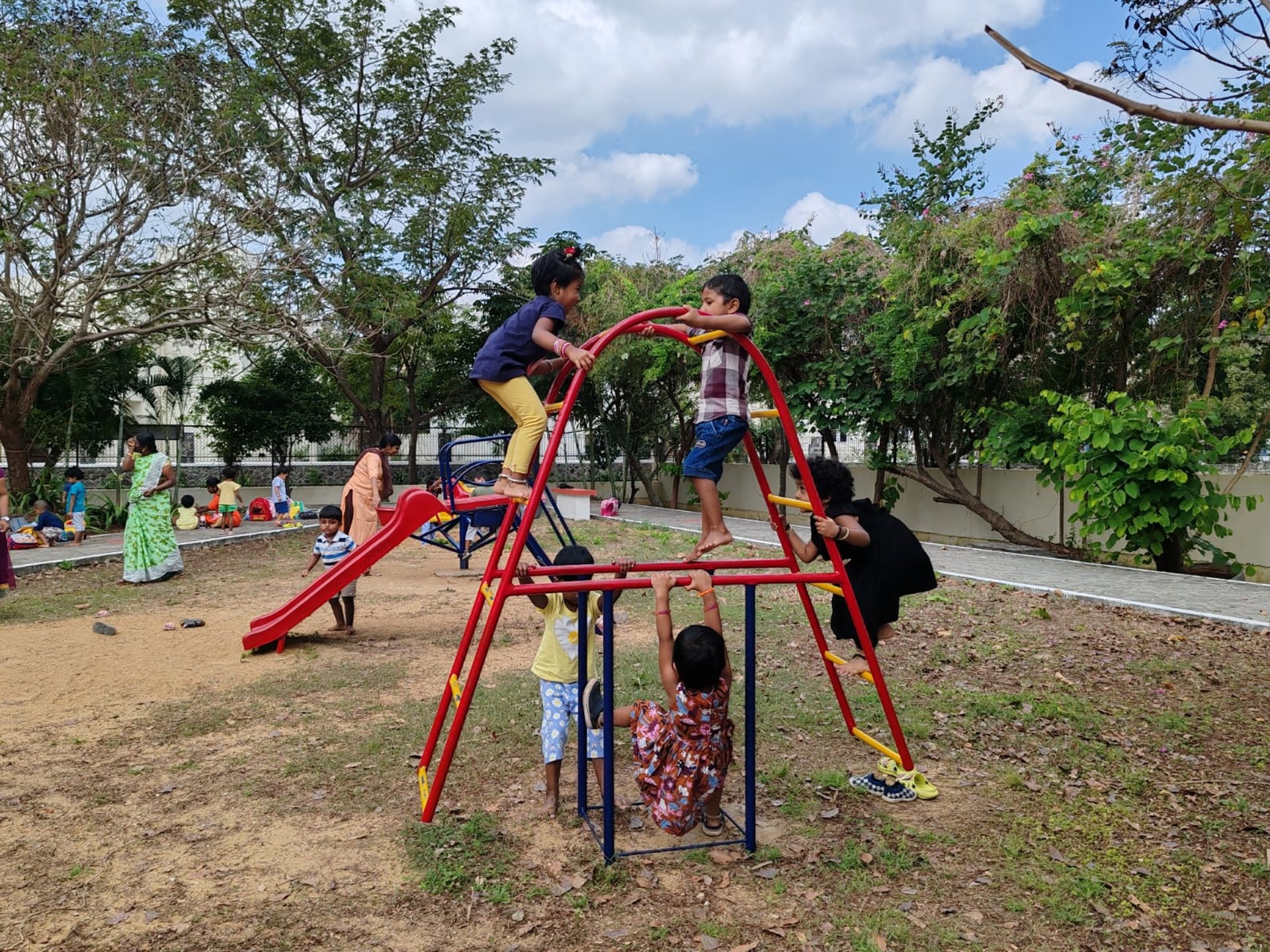 gray computer monitor