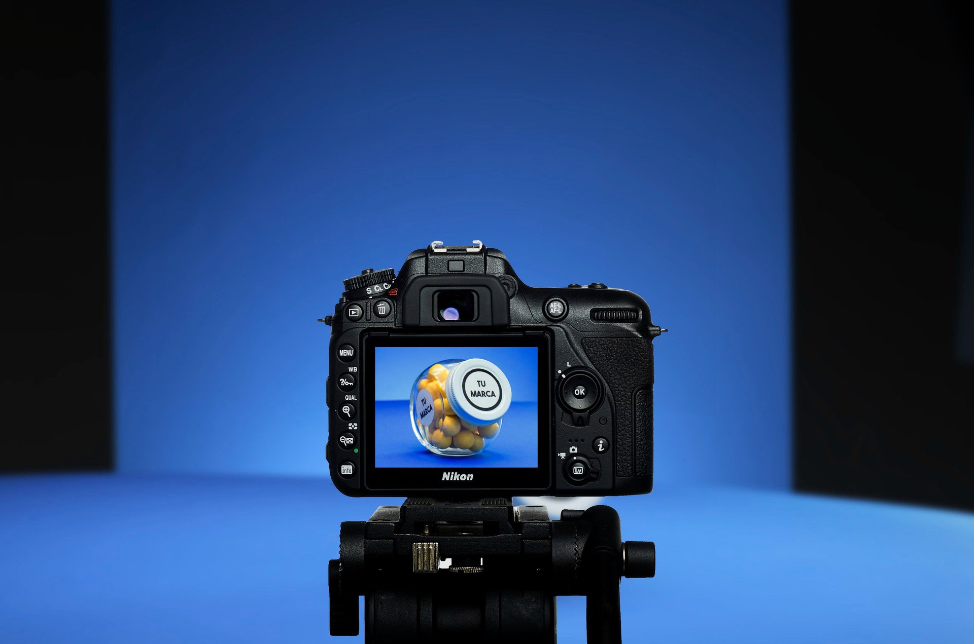 Cámara fotográfica tomando fotos en fondo azul