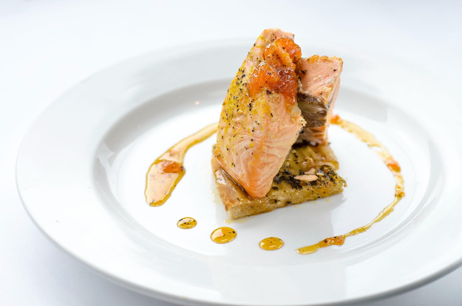 Pollo con salsa con arroz y ensalada