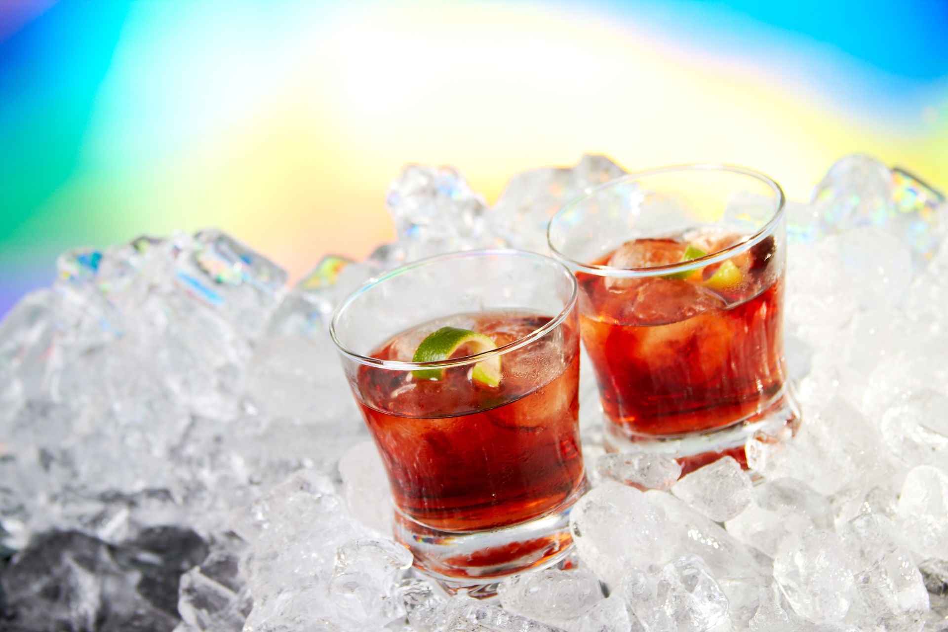 Bebidas sobre hielo con fondo de colores