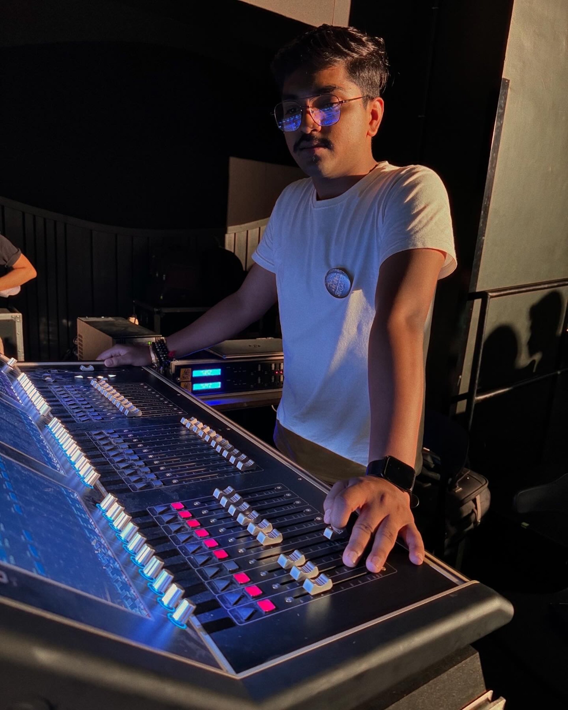 gray computer monitor