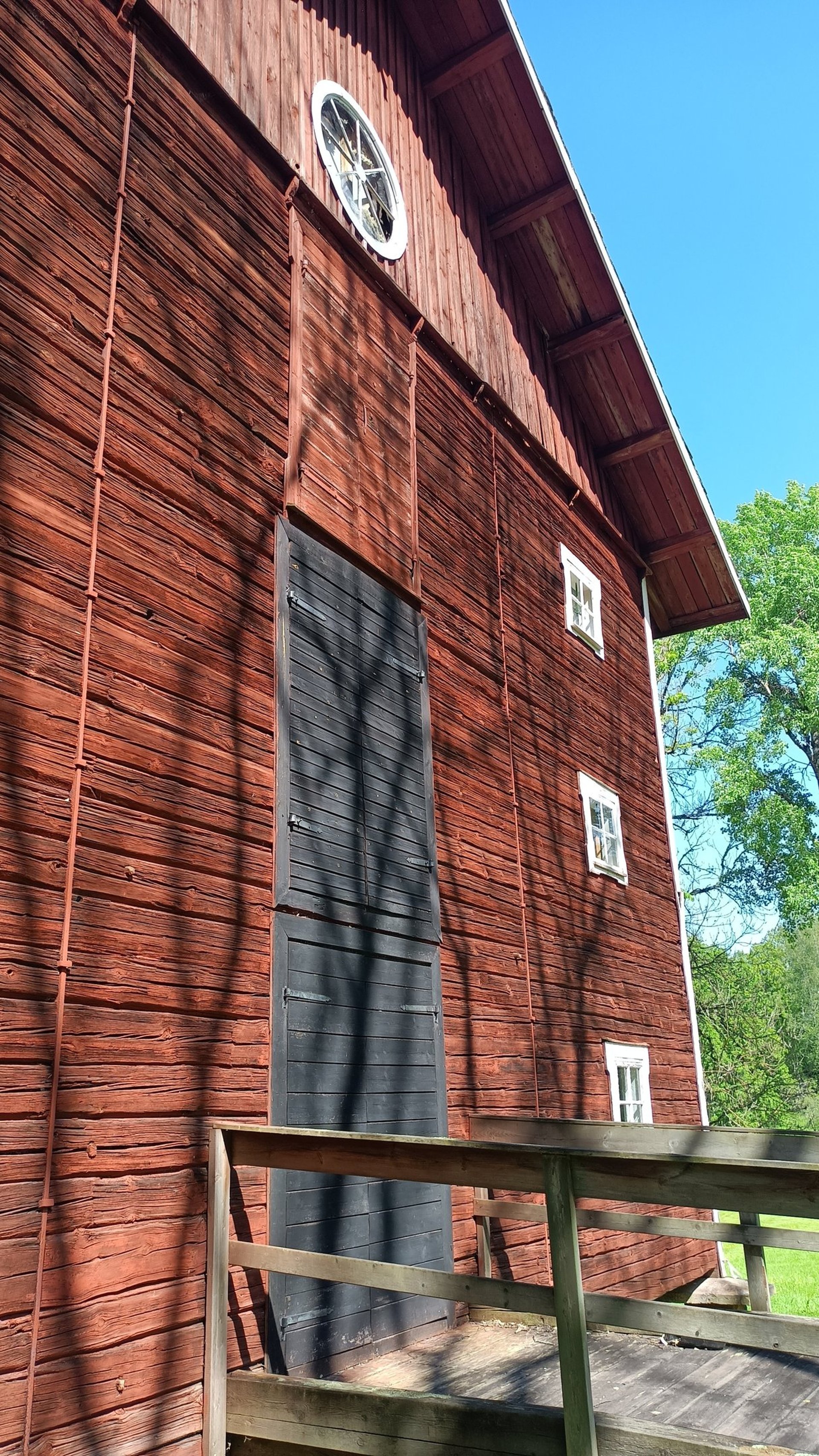 Vieux bâtiment en Peinture suédoise rouge de falun et autres teintes naturelles