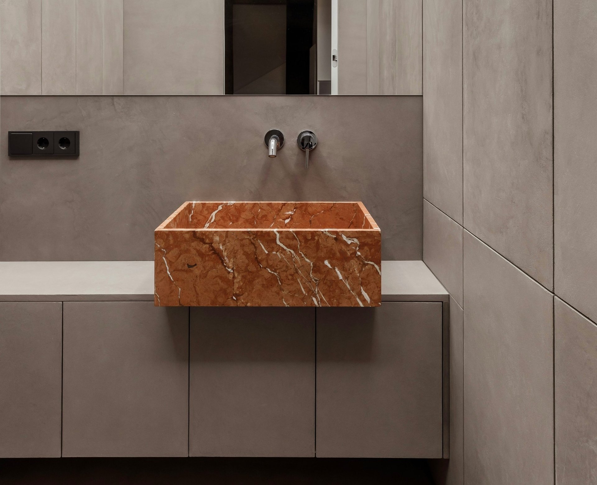 A bathroom with a sink and a mirror