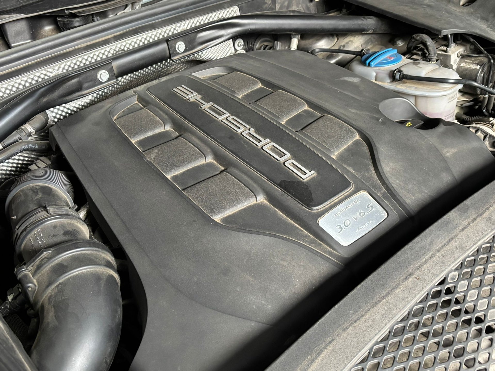 gray computer monitor