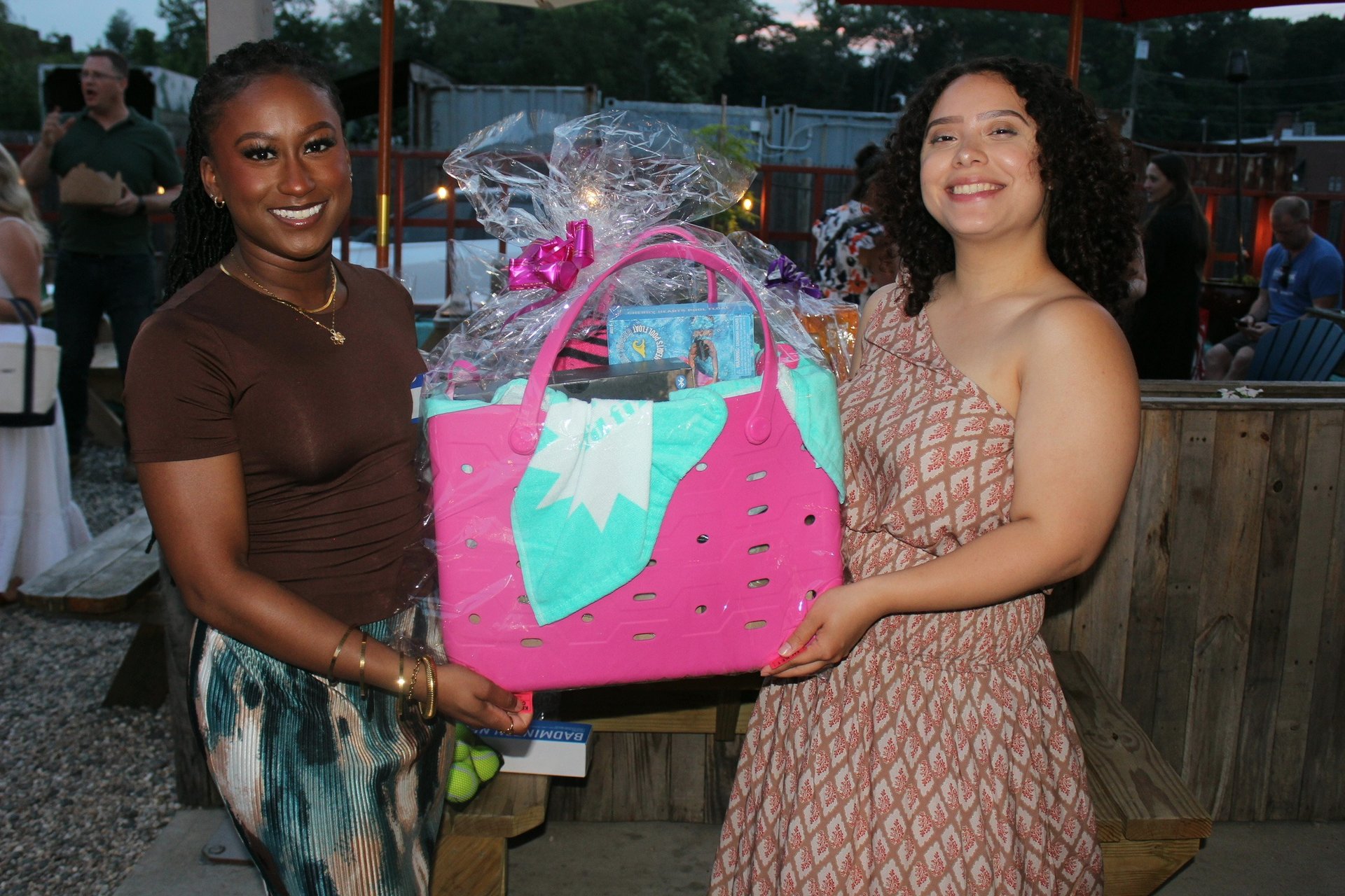 gray computer monitor