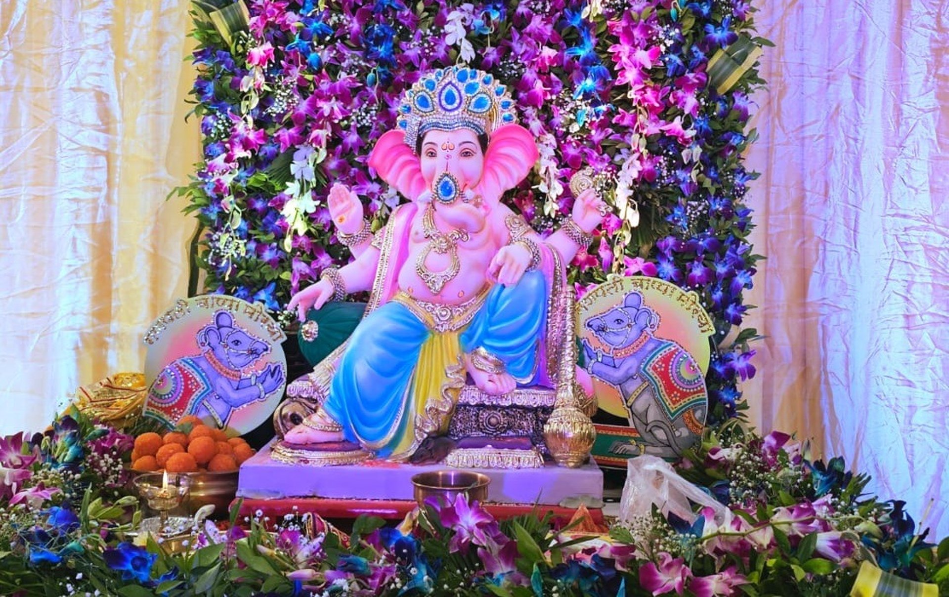 gray computer monitor