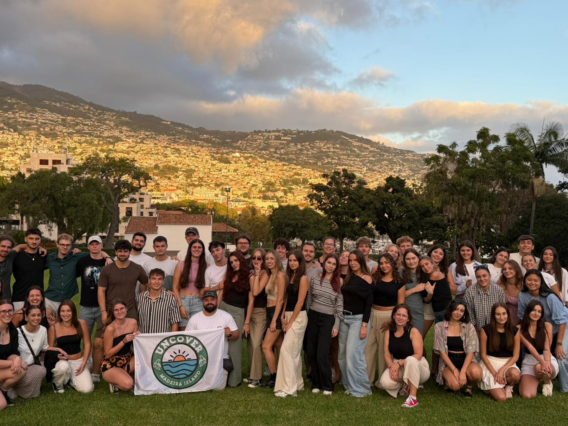 gray computer monitor