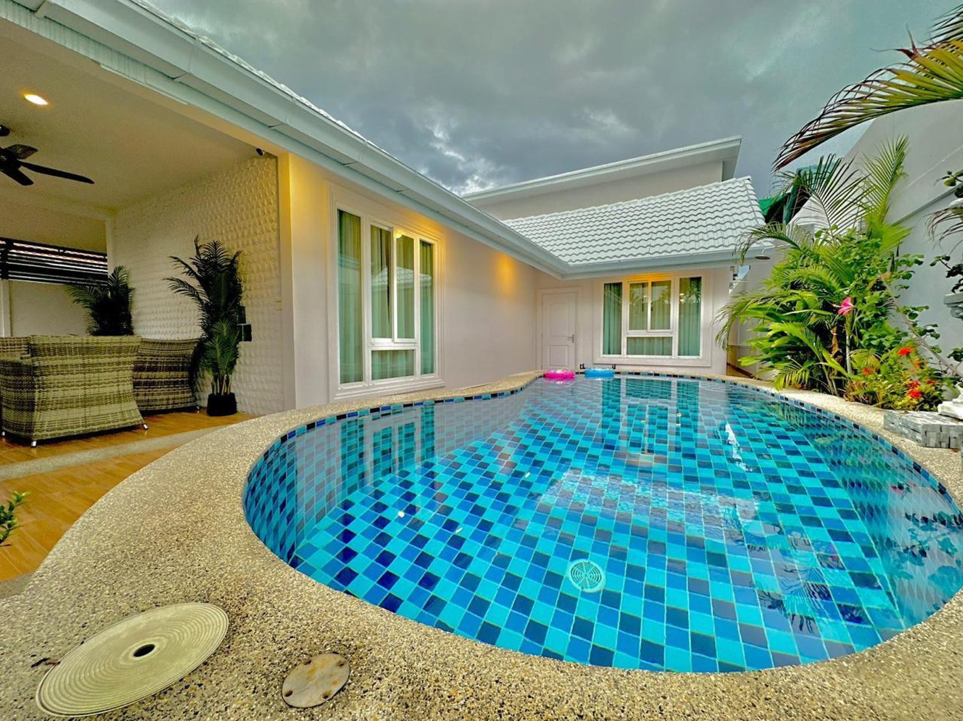 black and white bed linen