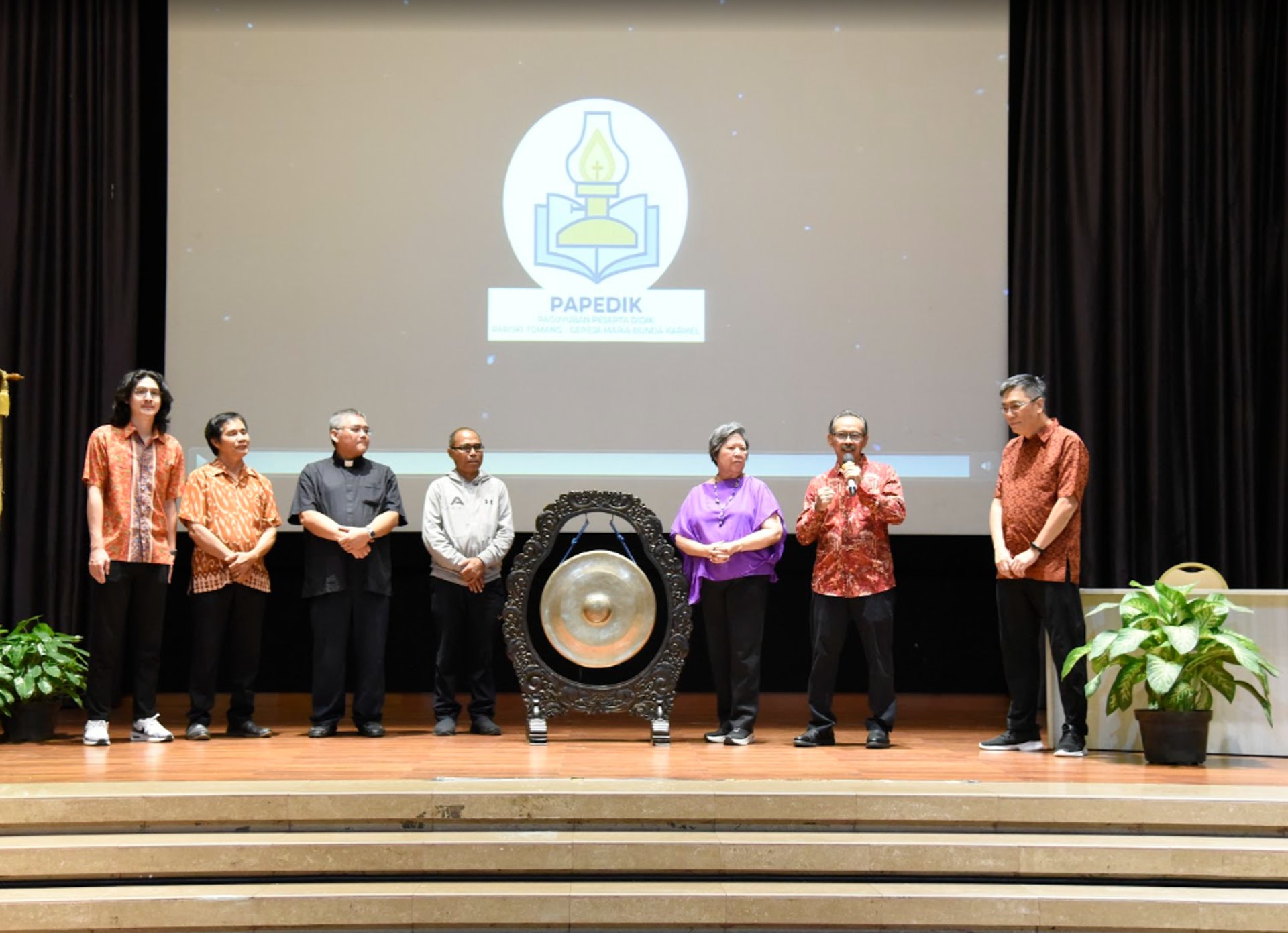 gray computer monitor