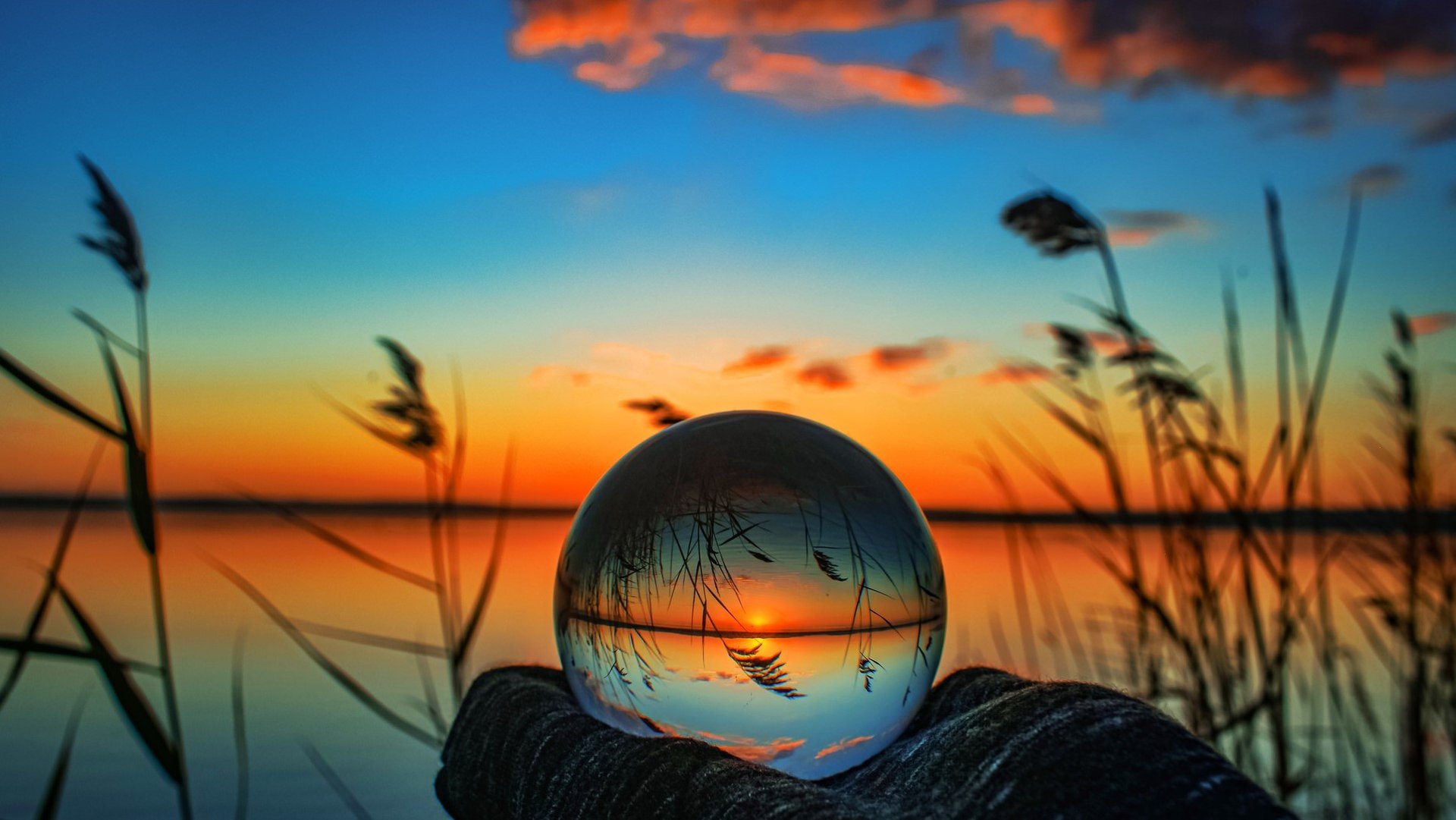 coucher de soleil, boule de cristal avec reflet du paysage christophe meunier accompagne vers un nouveau depart