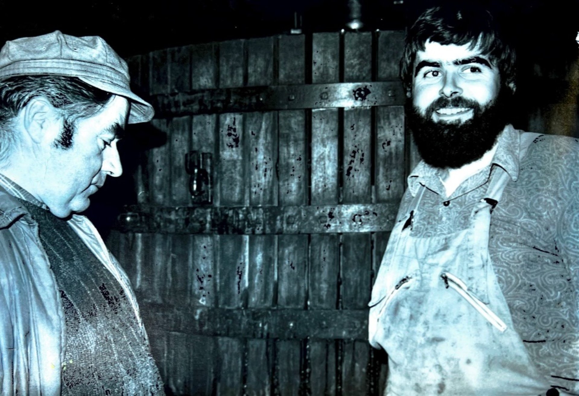 gray computer monitor