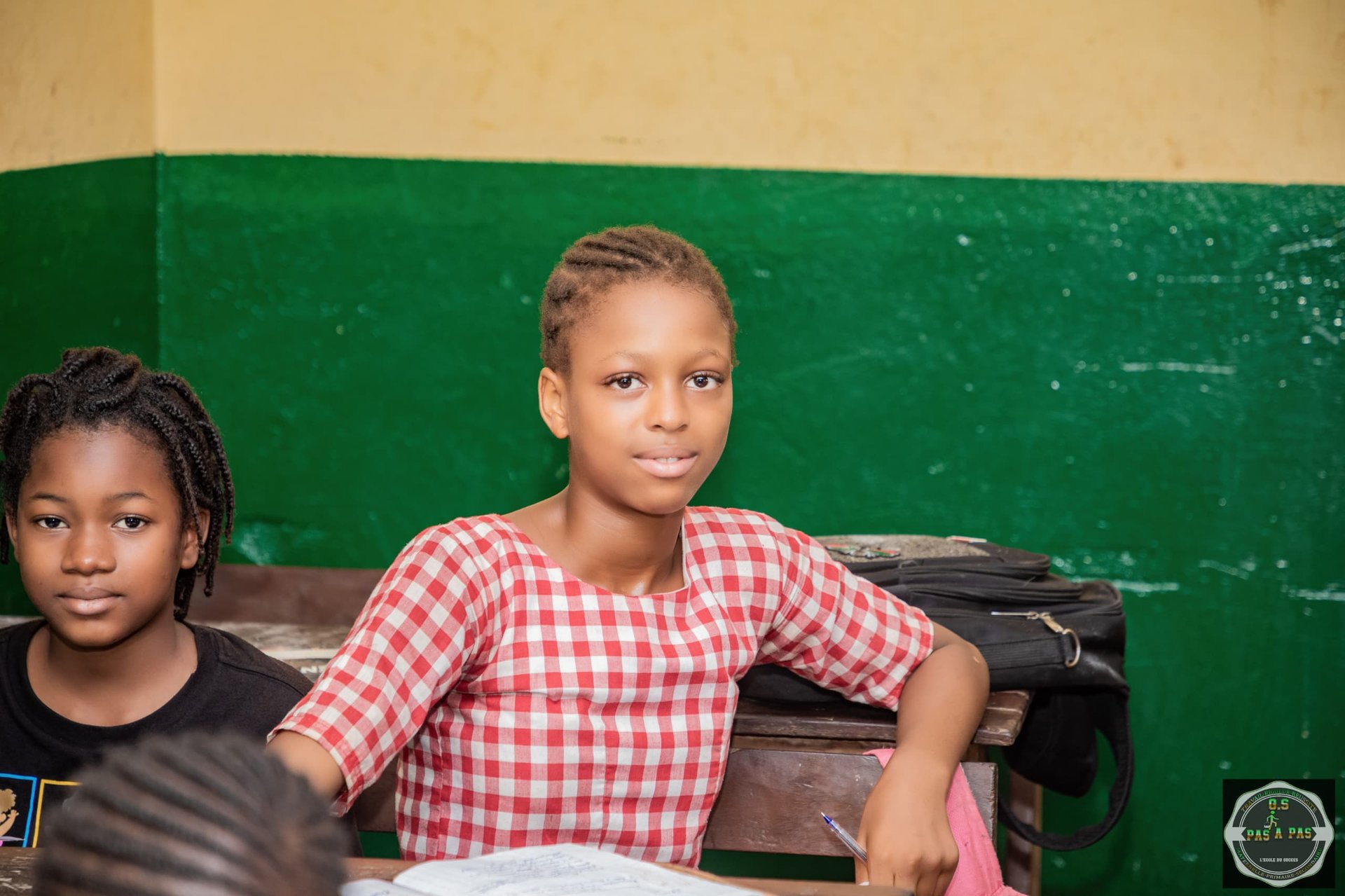 gray computer monitor