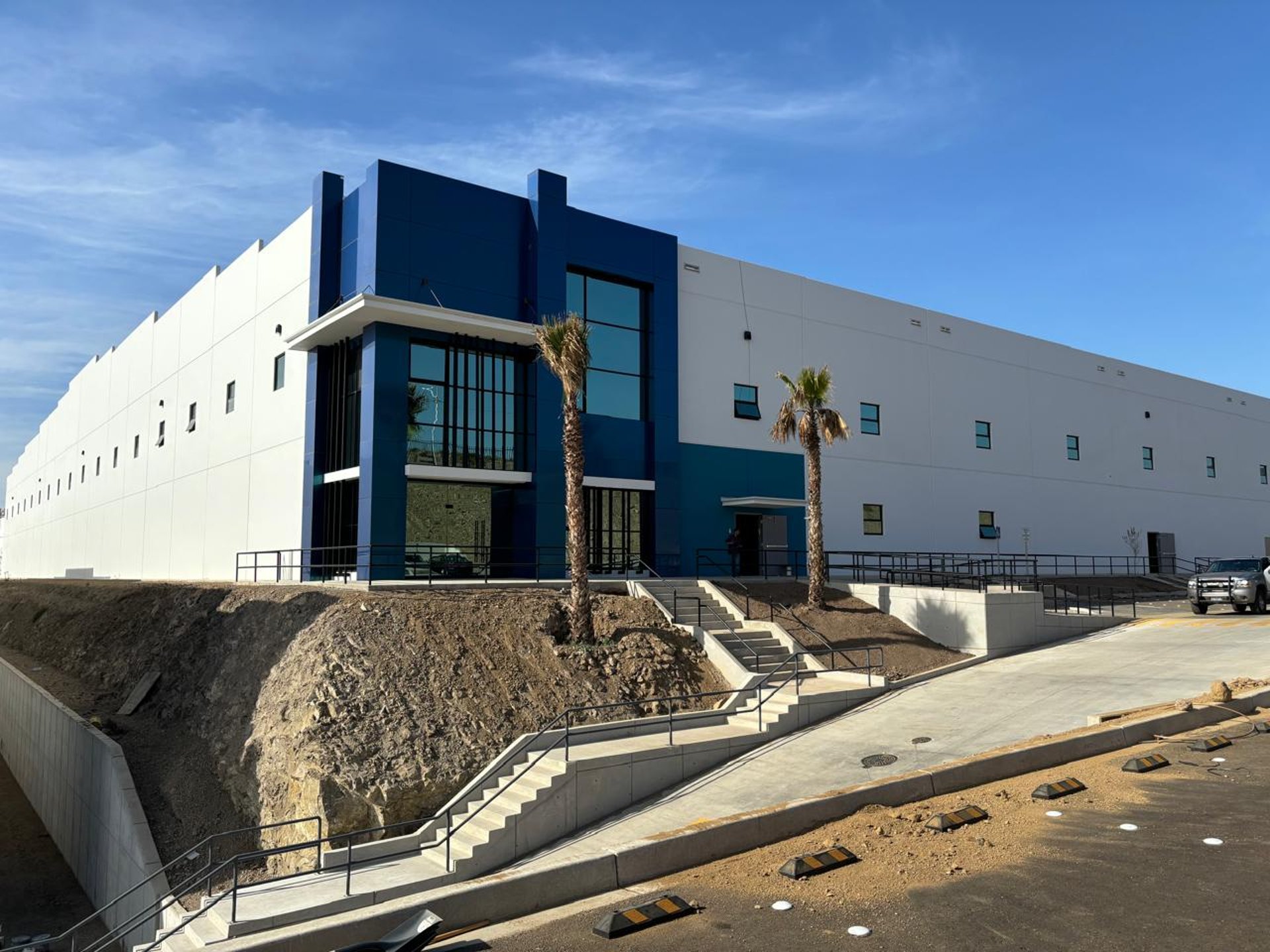 gray computer monitor