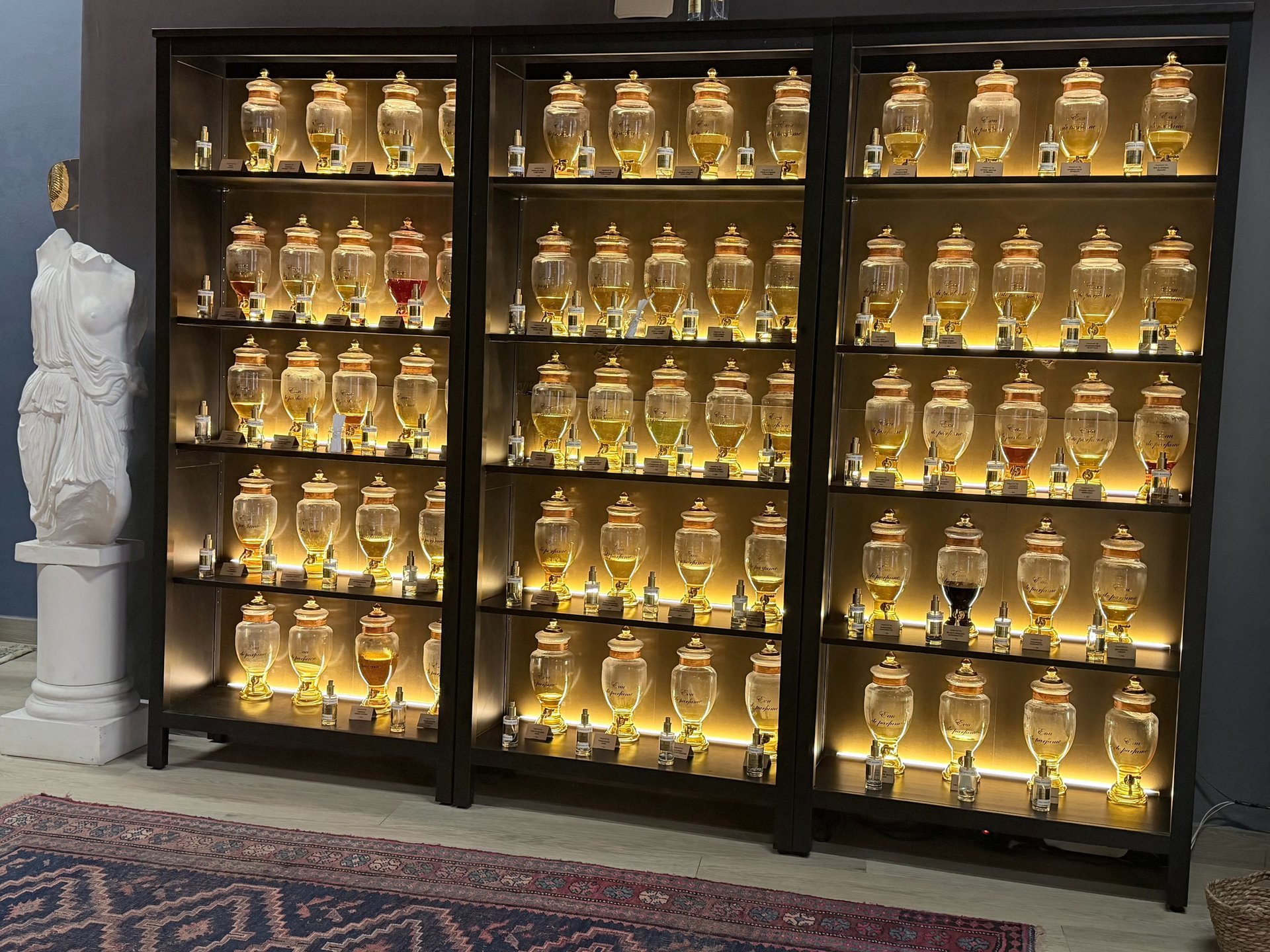 black and white bed linen