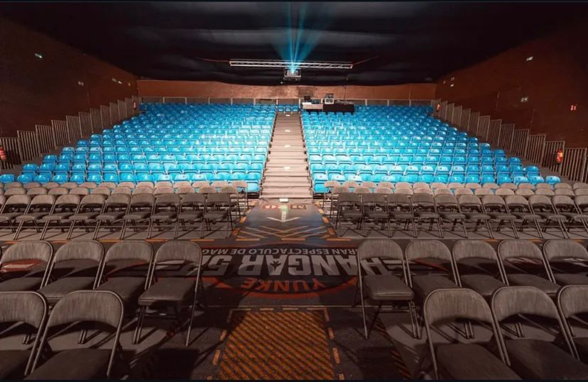 gray computer monitor