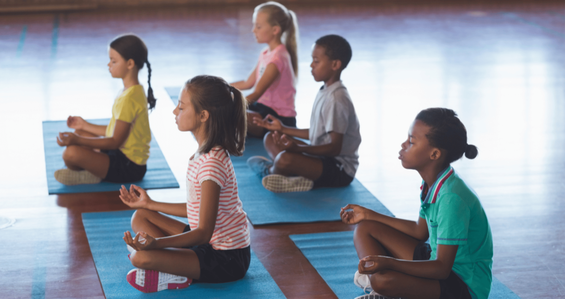 niños meditando