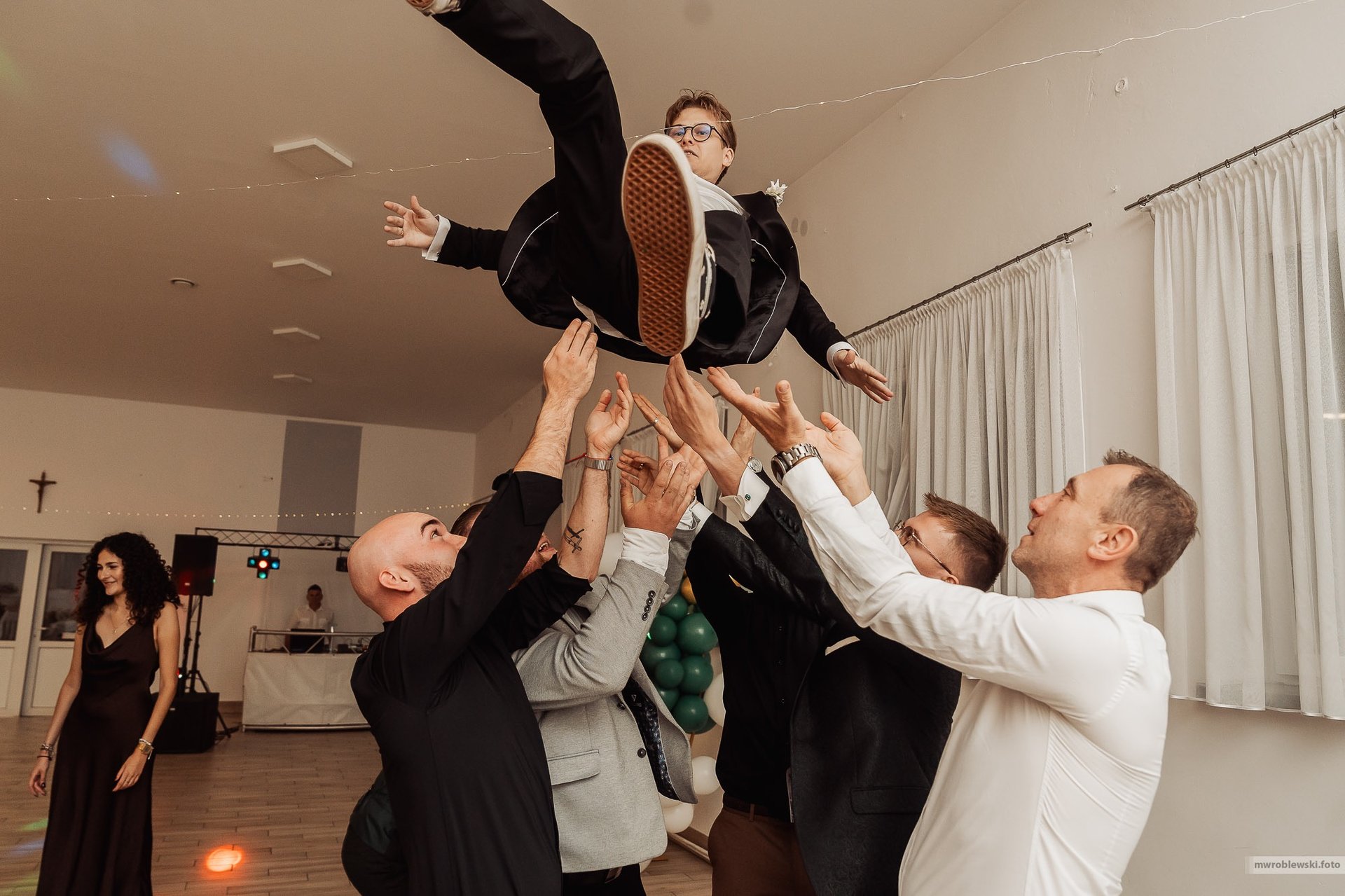 black and white bed linen