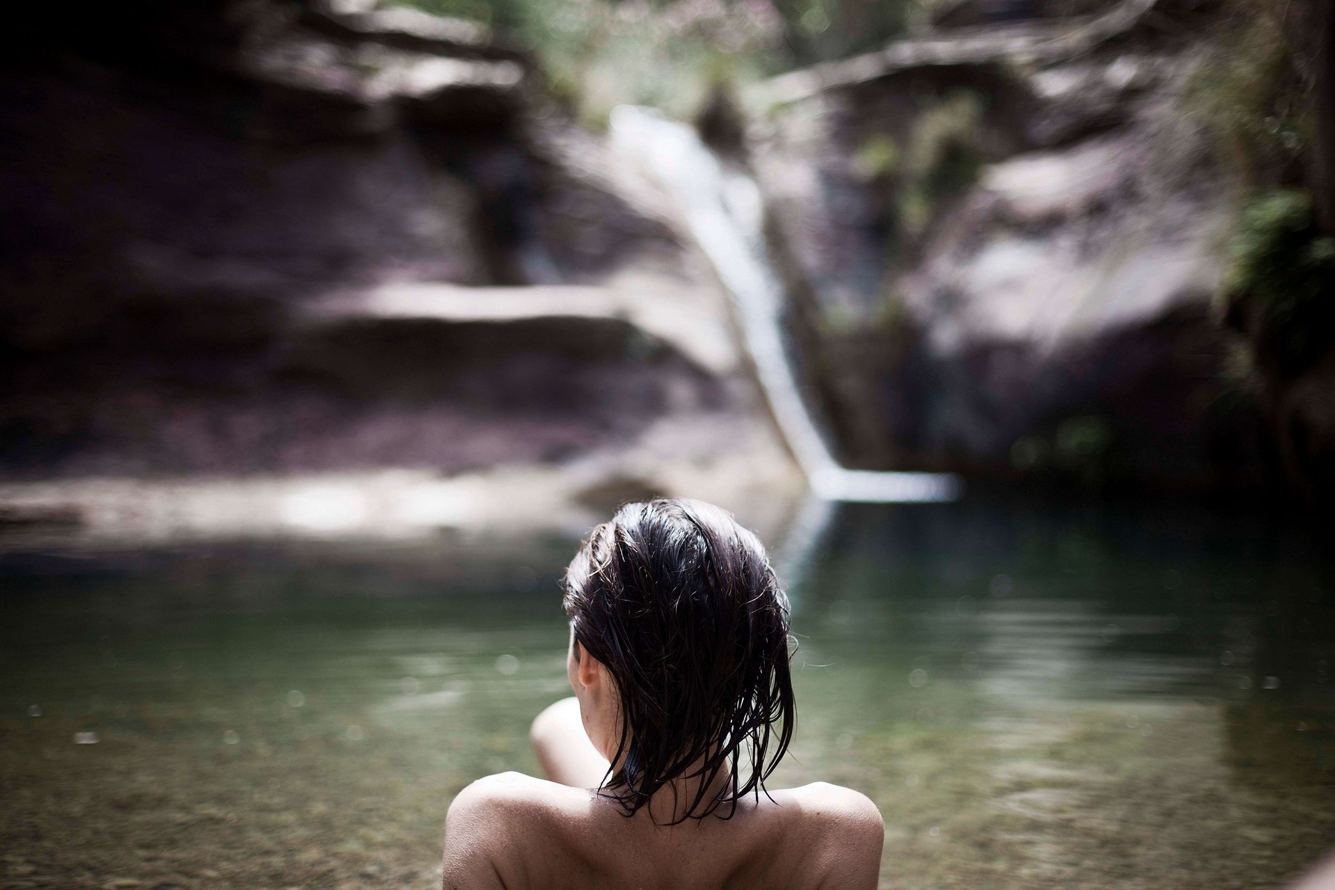 Mujer disfrutando de un baño en Pozo Negro, experiencia natural cerca de La Calma, Castellón
