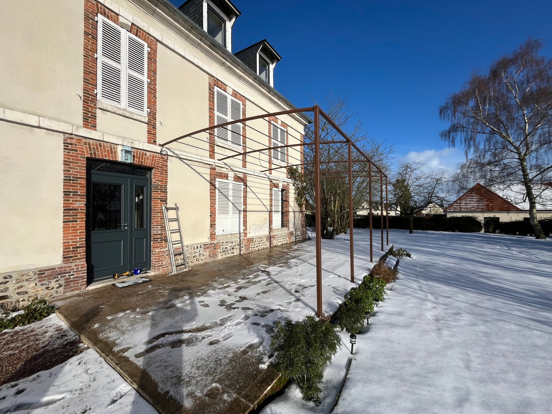 black and brown leather padded tub sofa